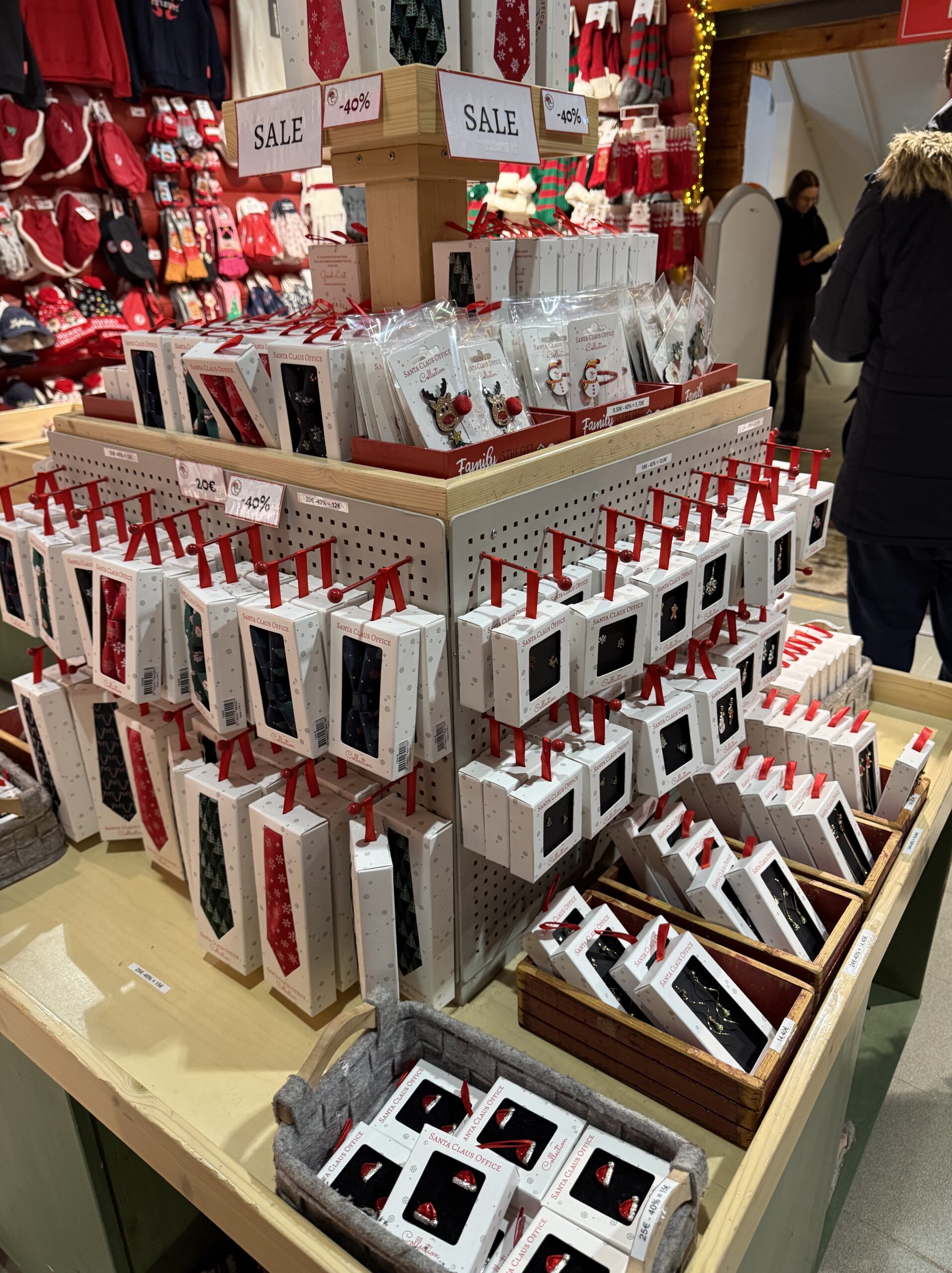 SANTA CLAUS OFFICEの公式ロゴグッズが並ぶワゴン