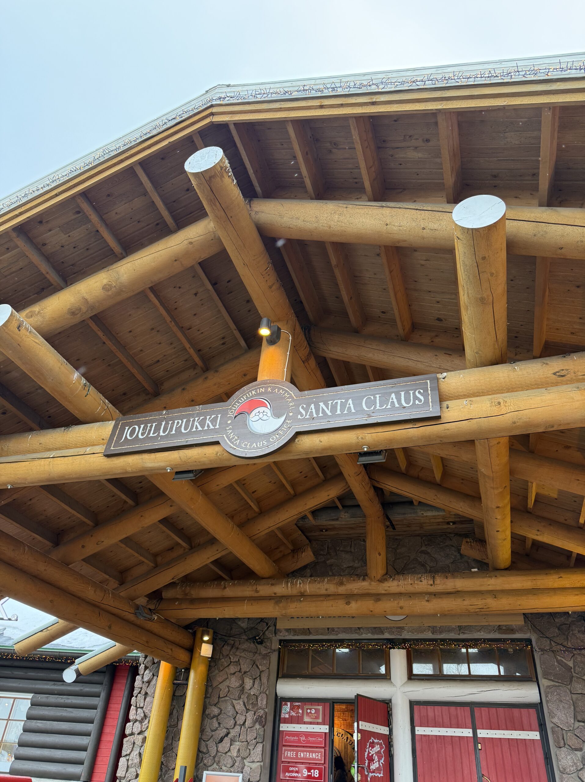 JOULUPUKKI SANTA CLAUSの重厚な看板