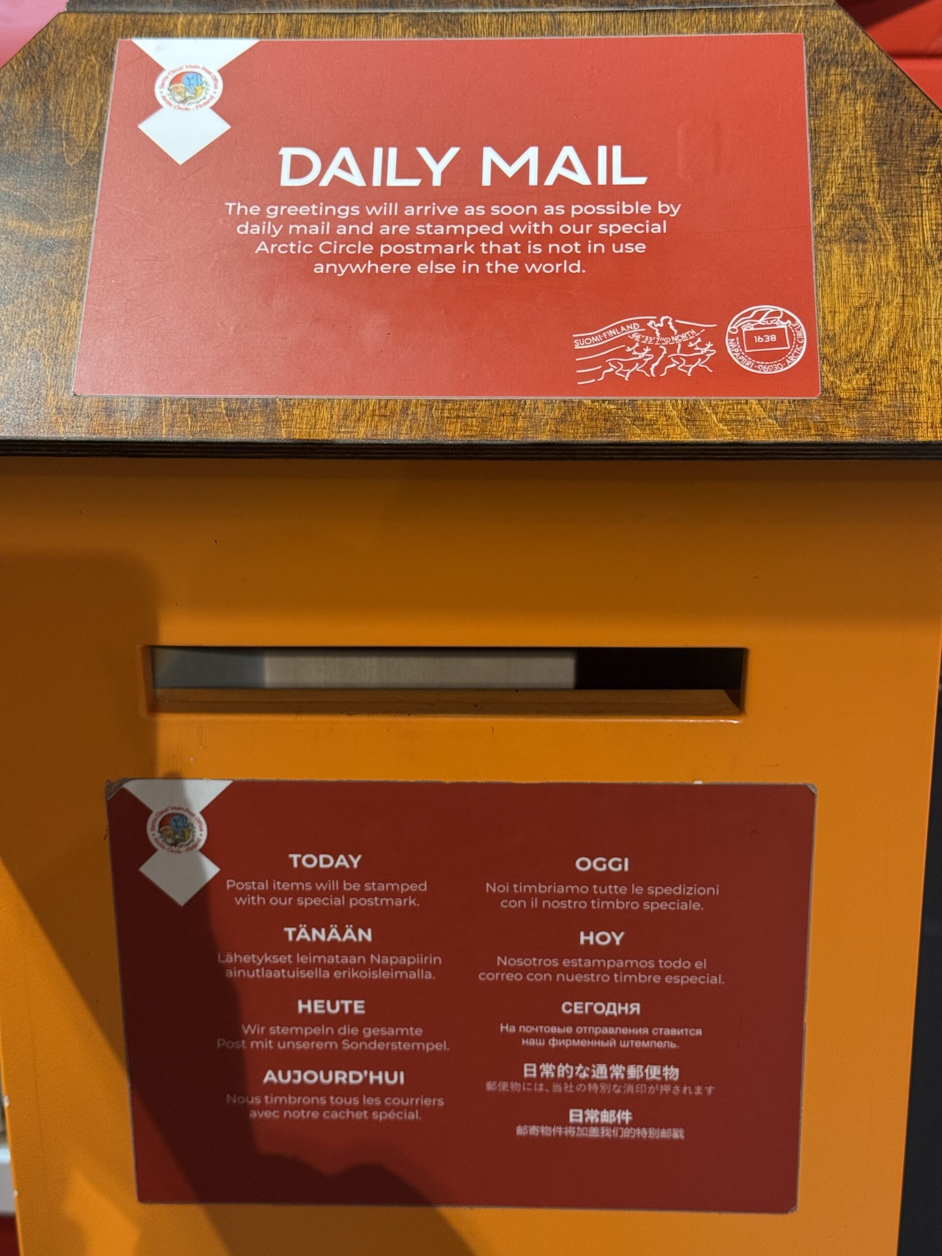 サンタクロース郵便局のオレンジ色のDAILY MAILポスト