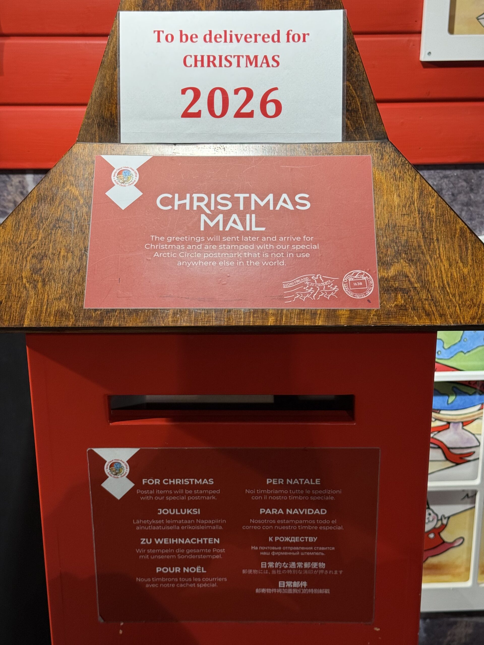 CHRISTMAS 2026と書かれたサンタクロース郵便局の赤いポスト
