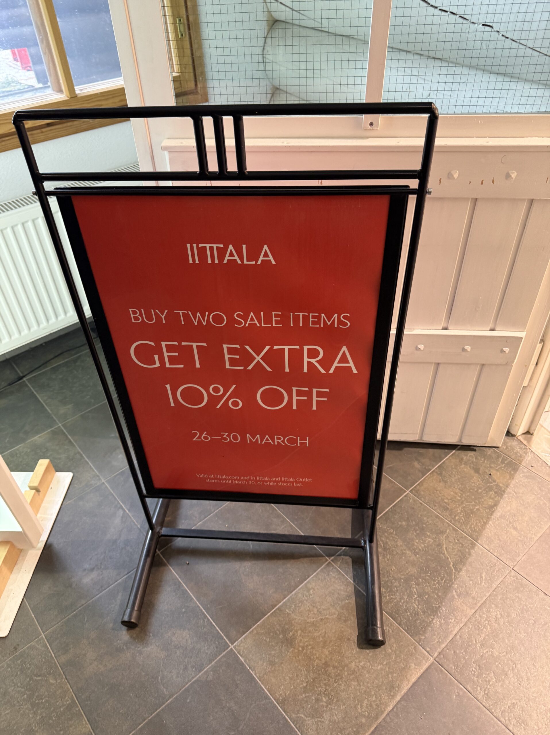 Iittala店内に掲げられたGET EXTRA 10% OFFの赤い看板