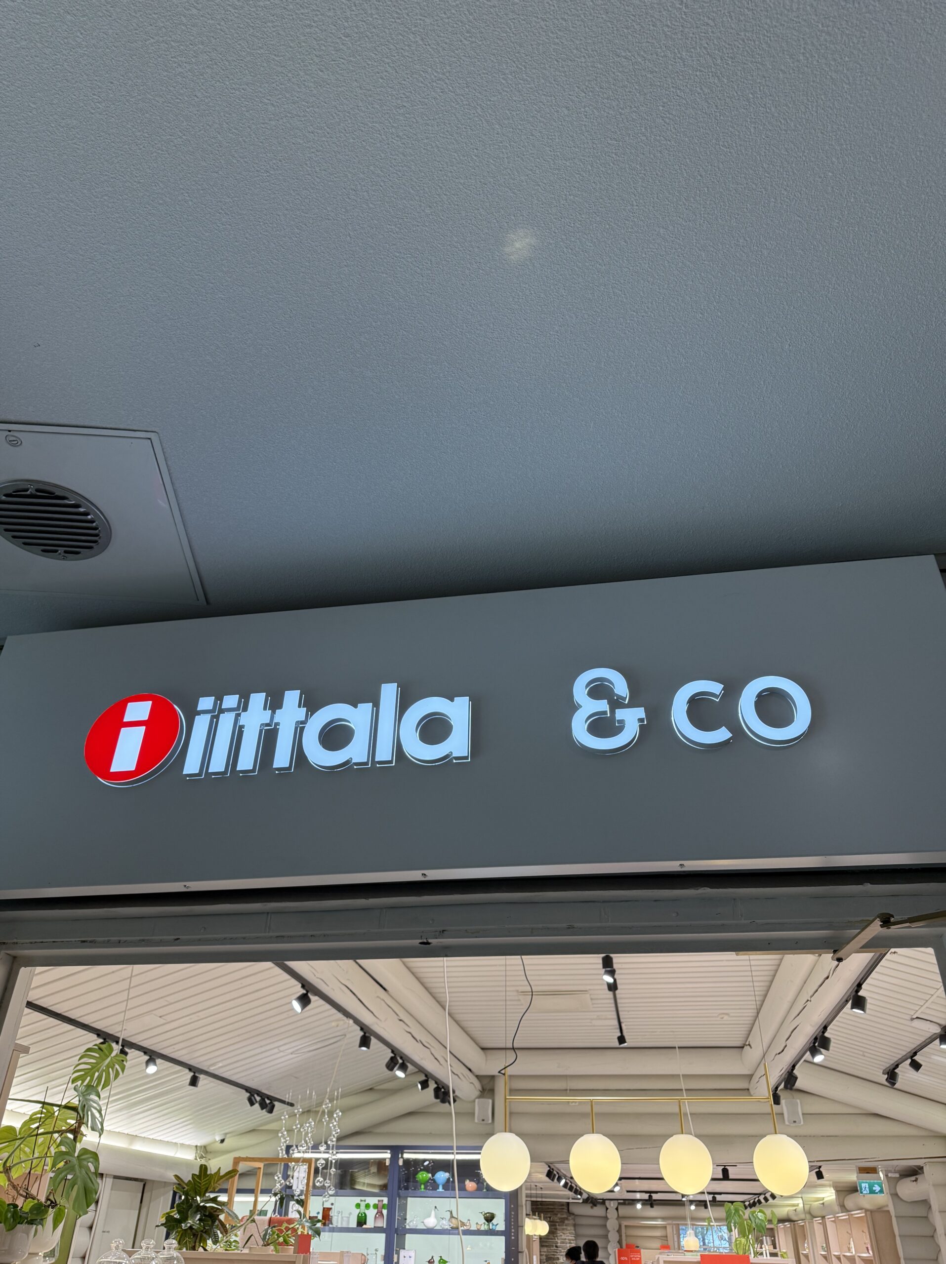 ロヴァニエミのIittala & co Napapiiriの店舗入り口のサイン