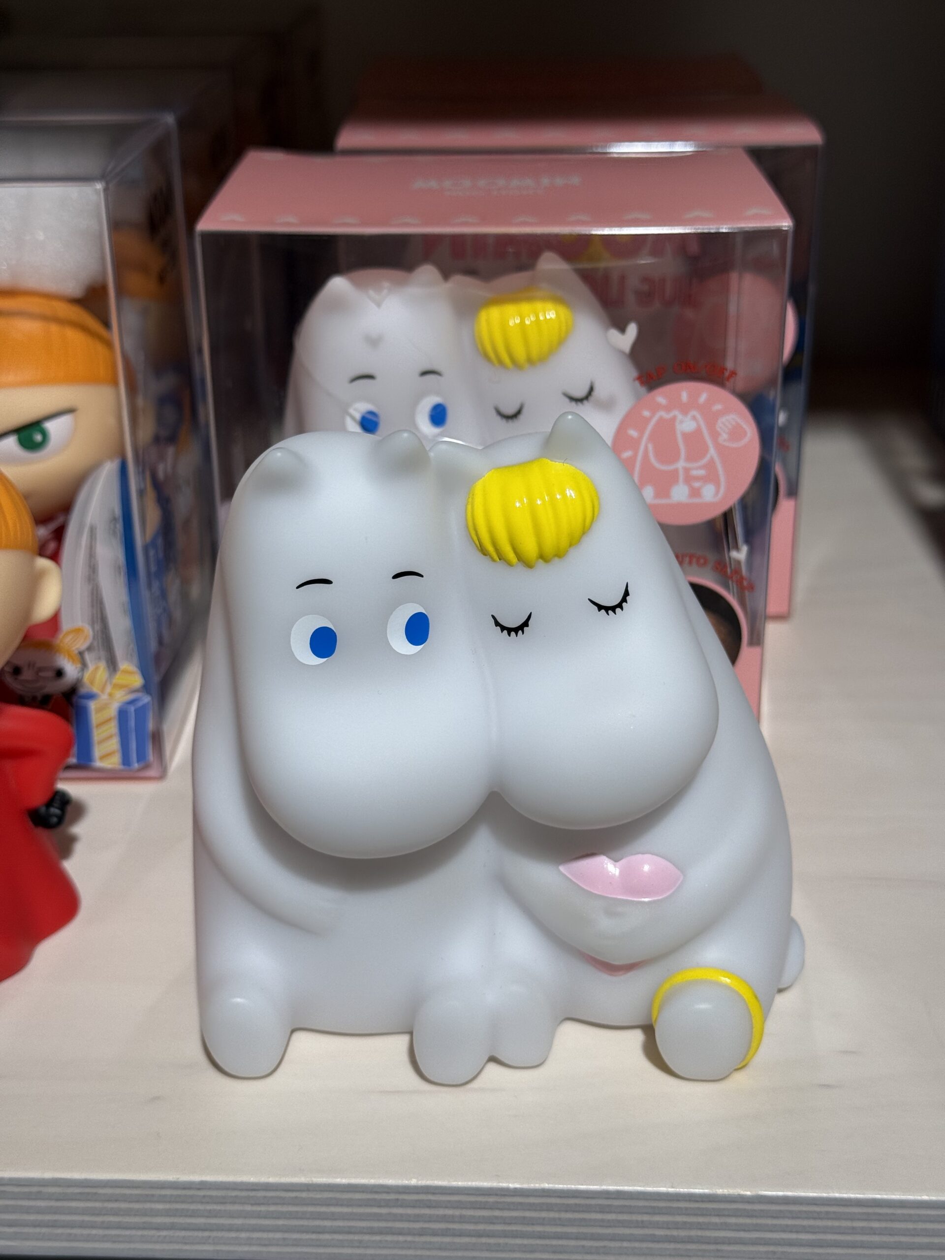 箱から出されたLoveフィギュアのムーミンとスノークのおじょうさん