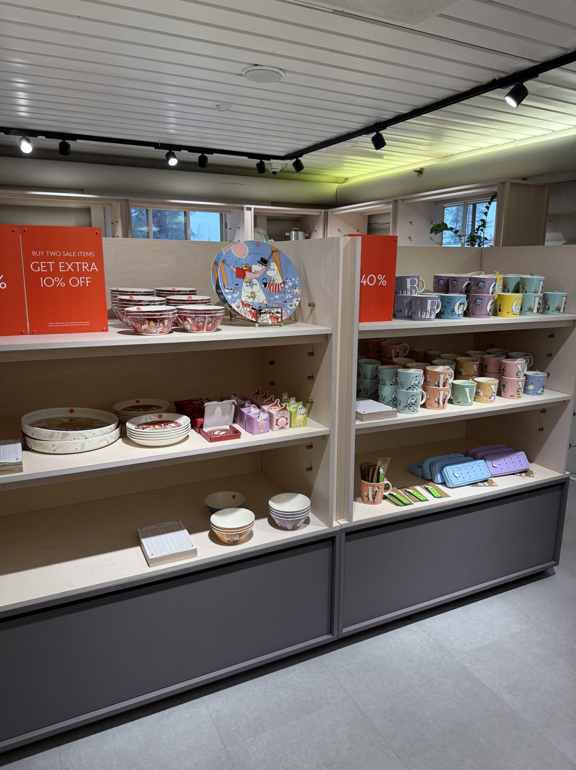 40%オフと追加割引を知らせる店内の赤いPOP