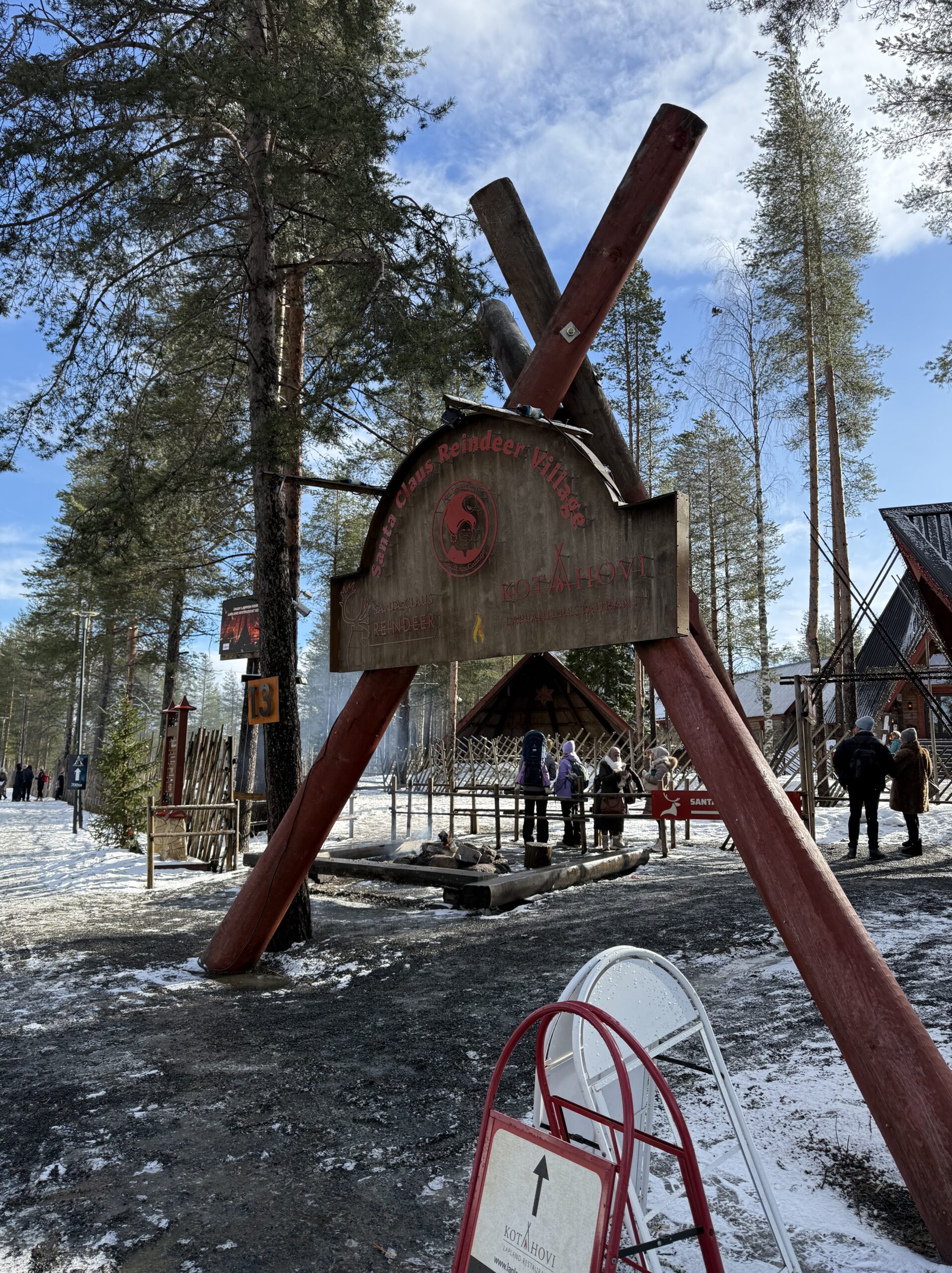 Santa Claus Reindeer Villageのウッディな看板