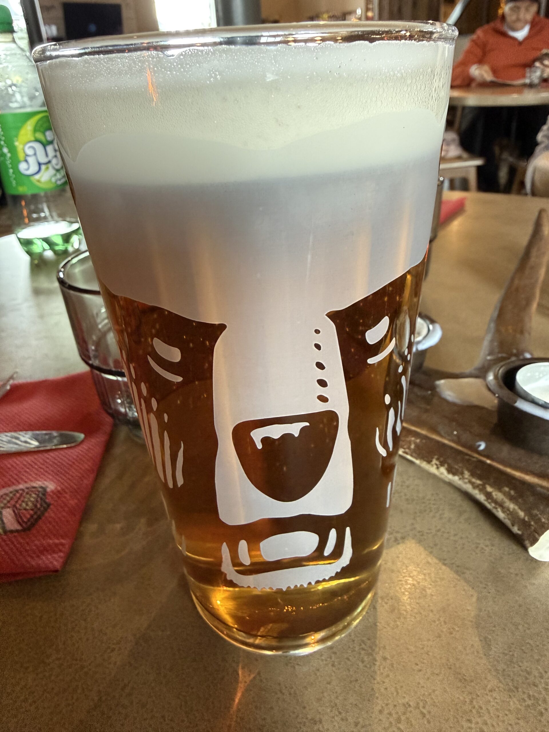 無骨な熊のロゴが描かれたカルフビールのグラス