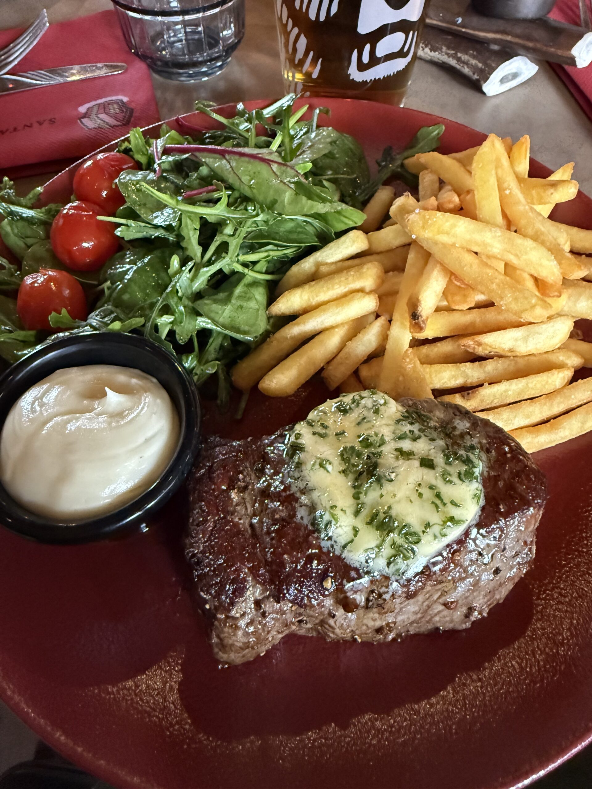 こんがり焼かれたビーフステーキとポテト