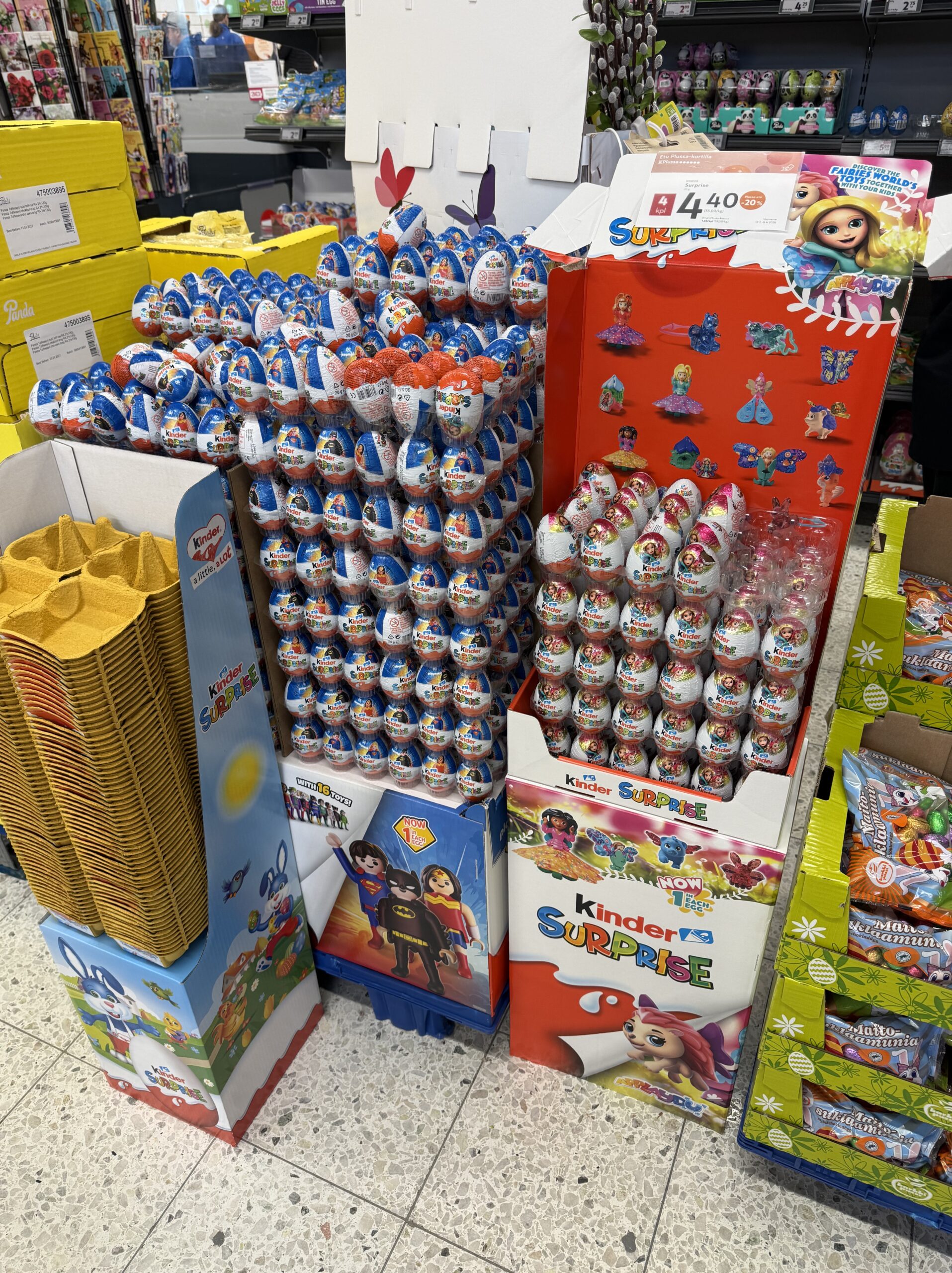 山積みにされたKinder Surprise