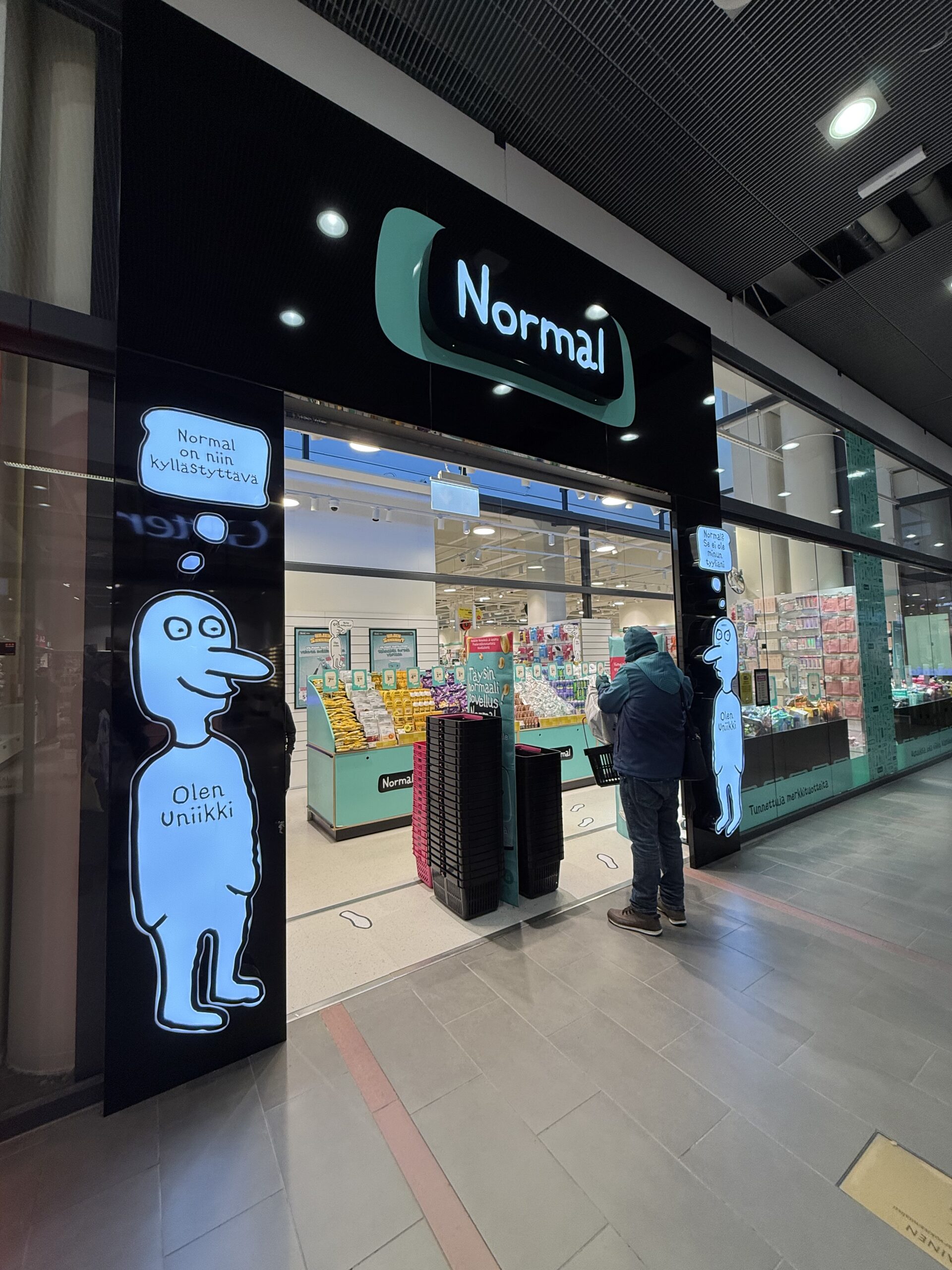 Normal店舗の入り口と青いキャラクターの看板