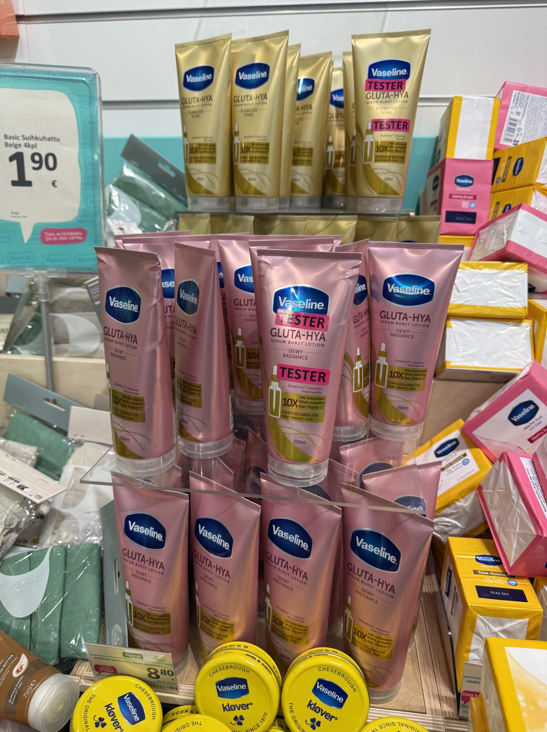 ピンクのVaseline GLUTA-HYAのテスターを試す様子