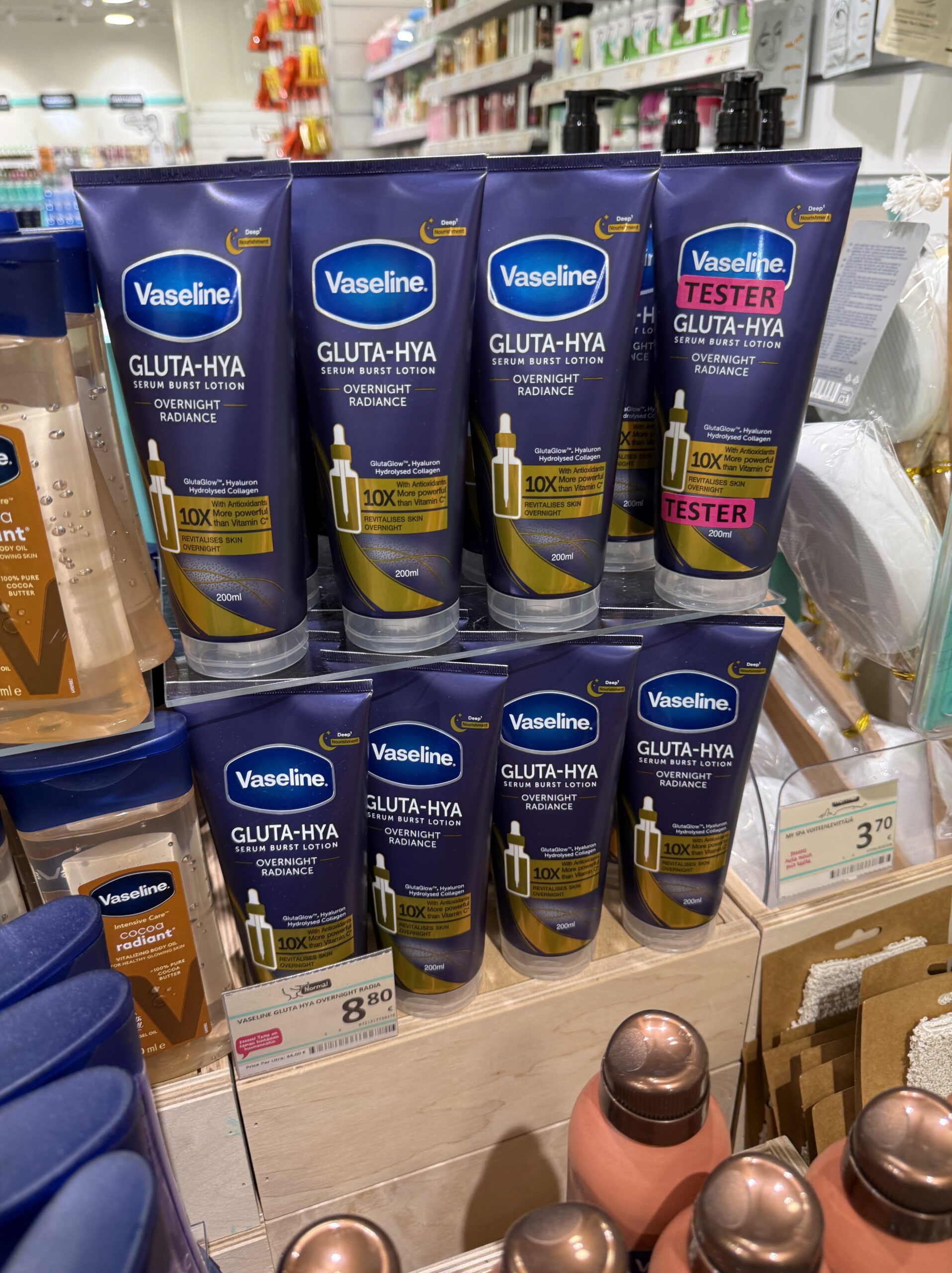 青いパッケージのVaseline GLUTA-HYAとテスター