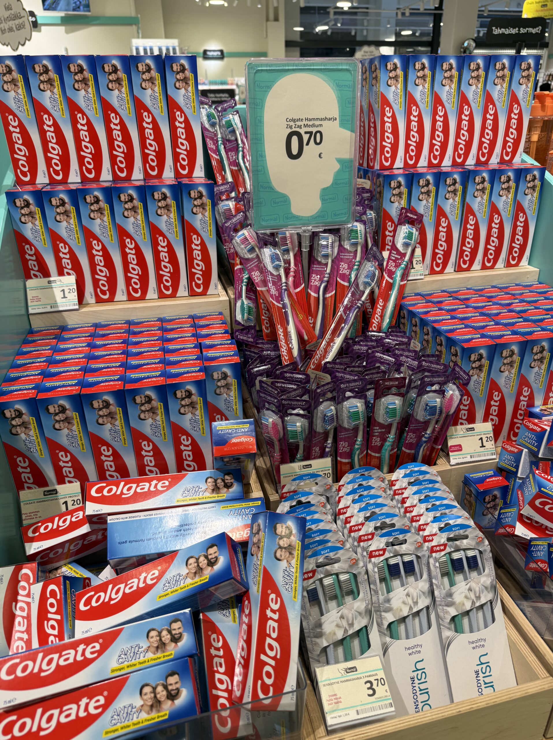 山積みされたColgateの歯ブラシと低価格の値札