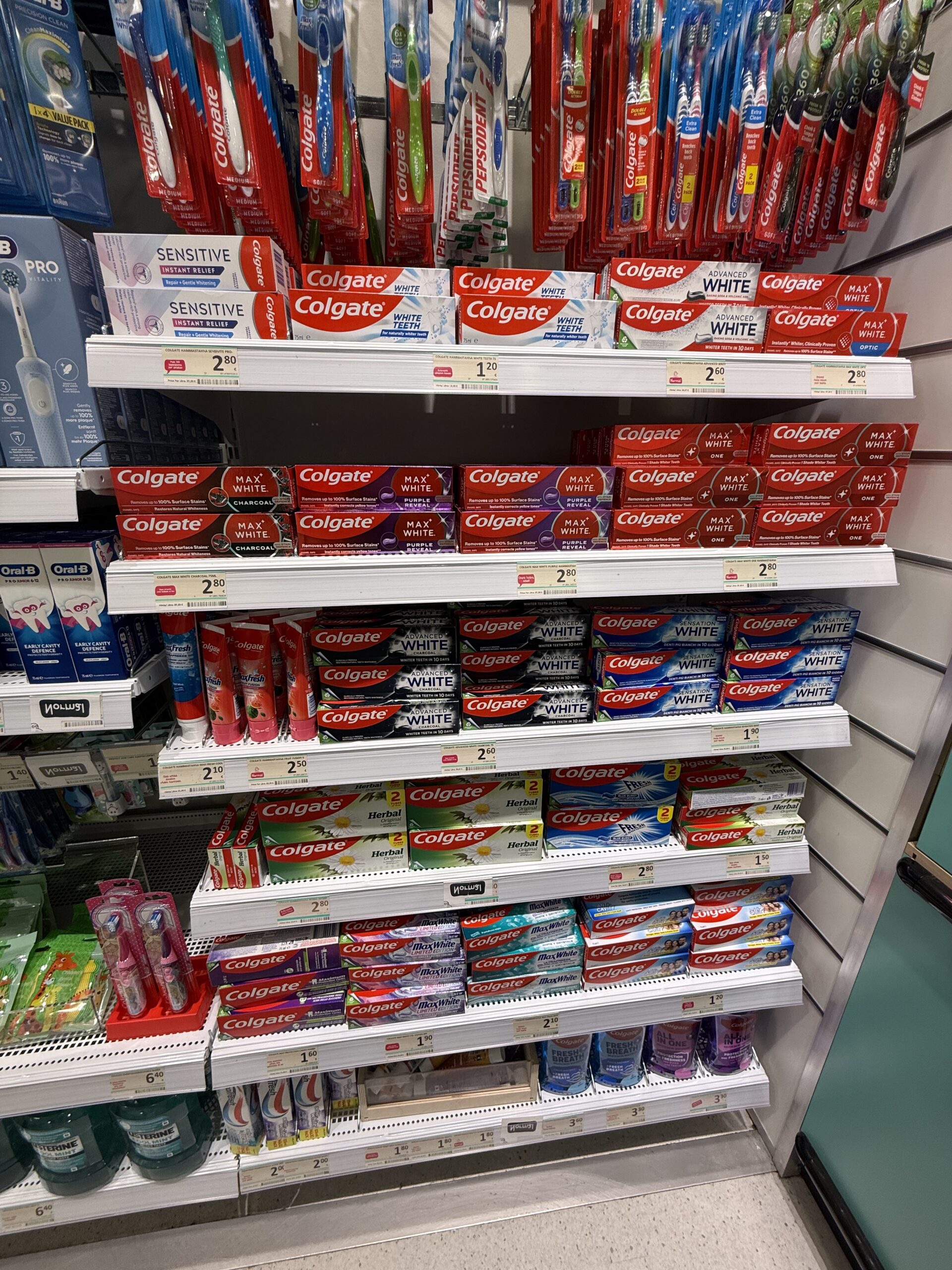 Colgateの歯磨き粉が壁のように陳列された棚