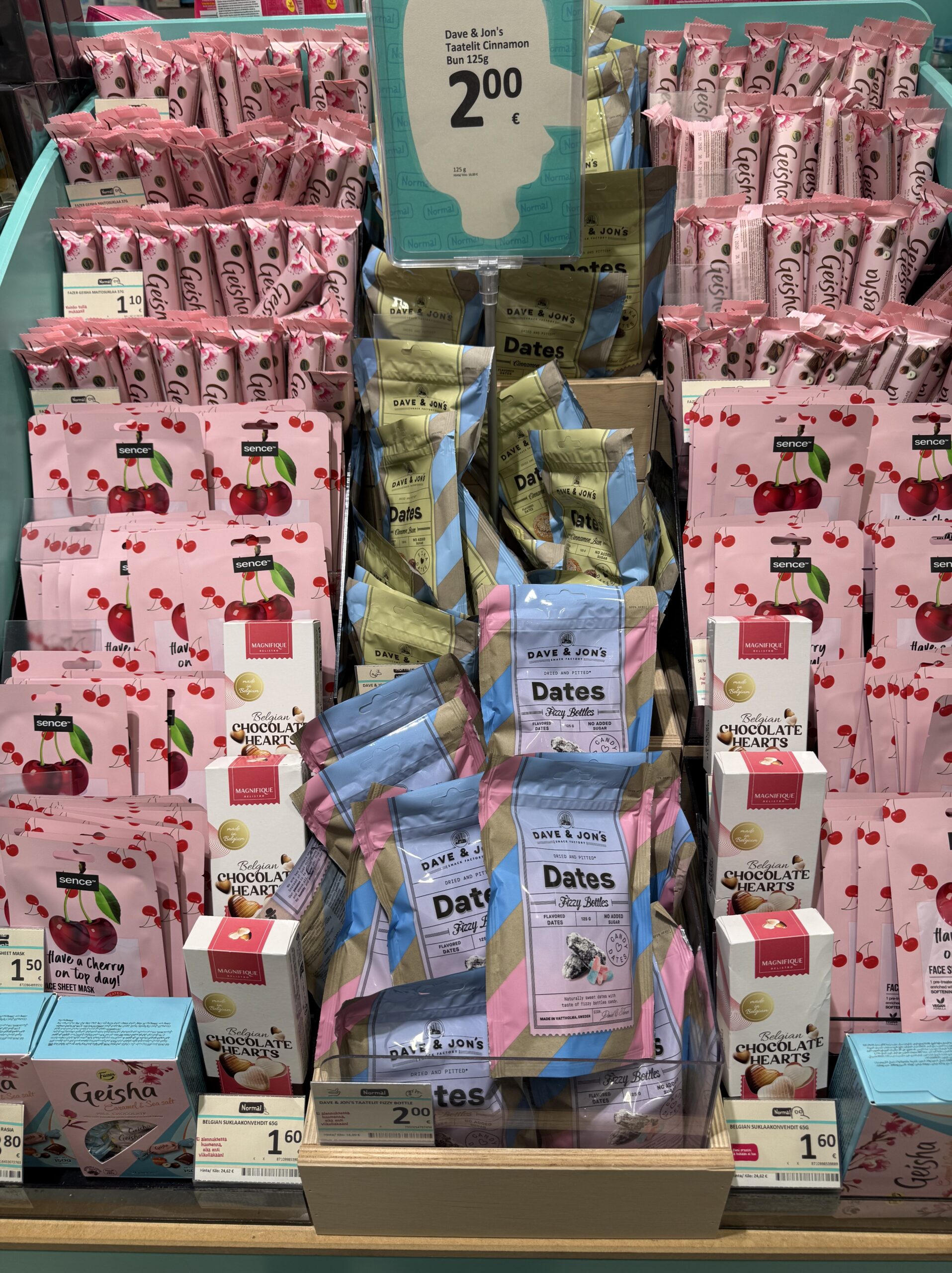 お菓子とスキンケア用品が同居するカオティックな商品棚