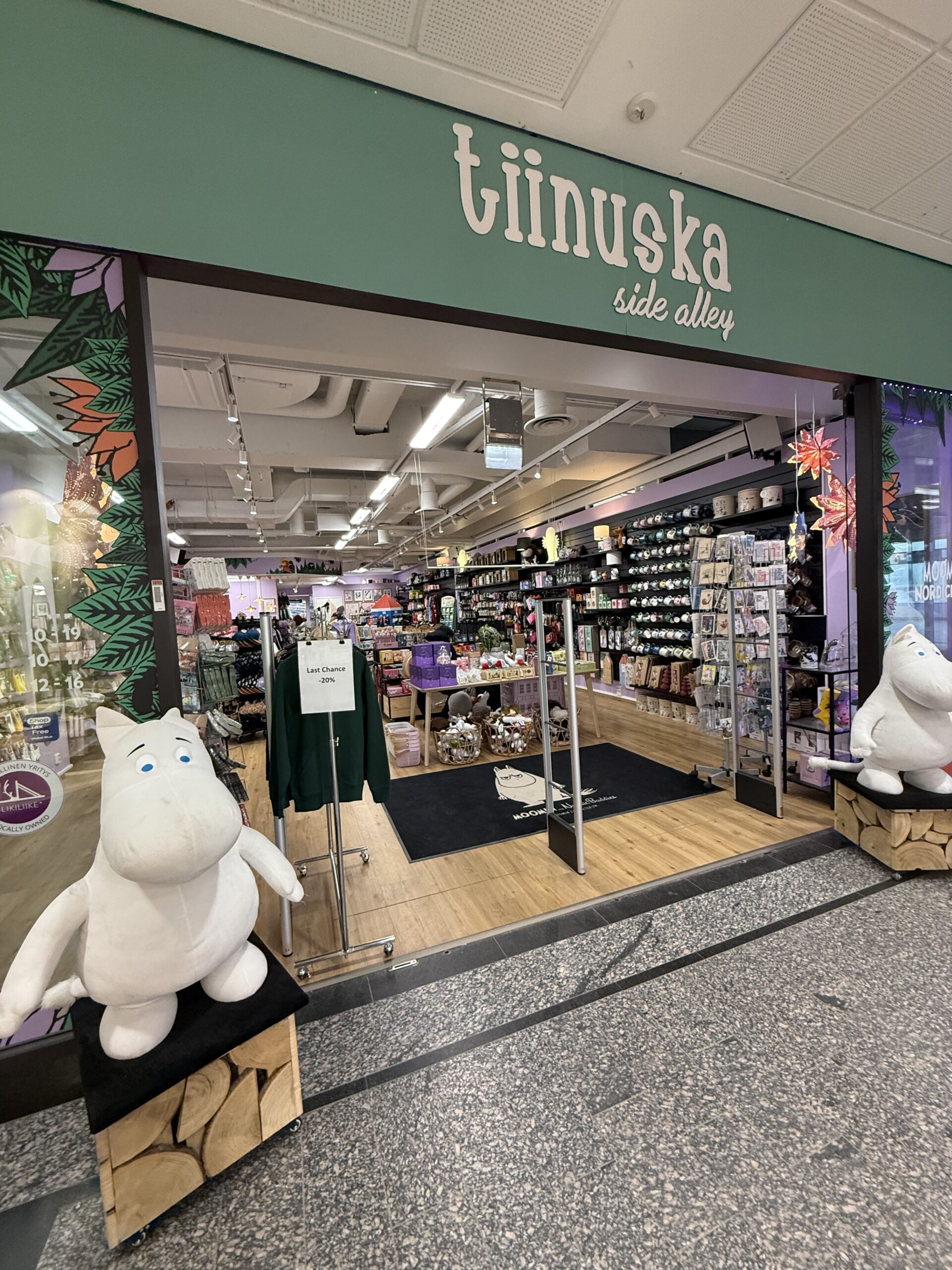 Tiinuska side alleyの入り口に座るムーミン