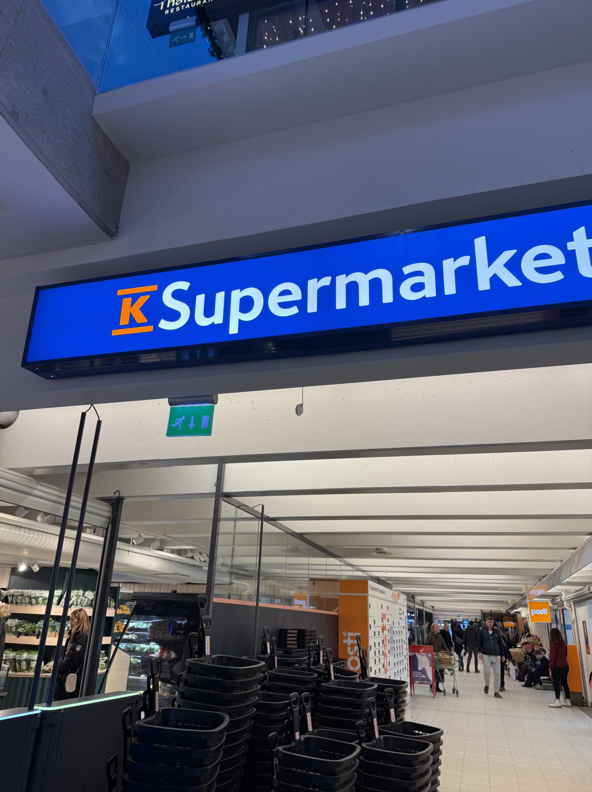 K-Supermarketのエントランスとカート