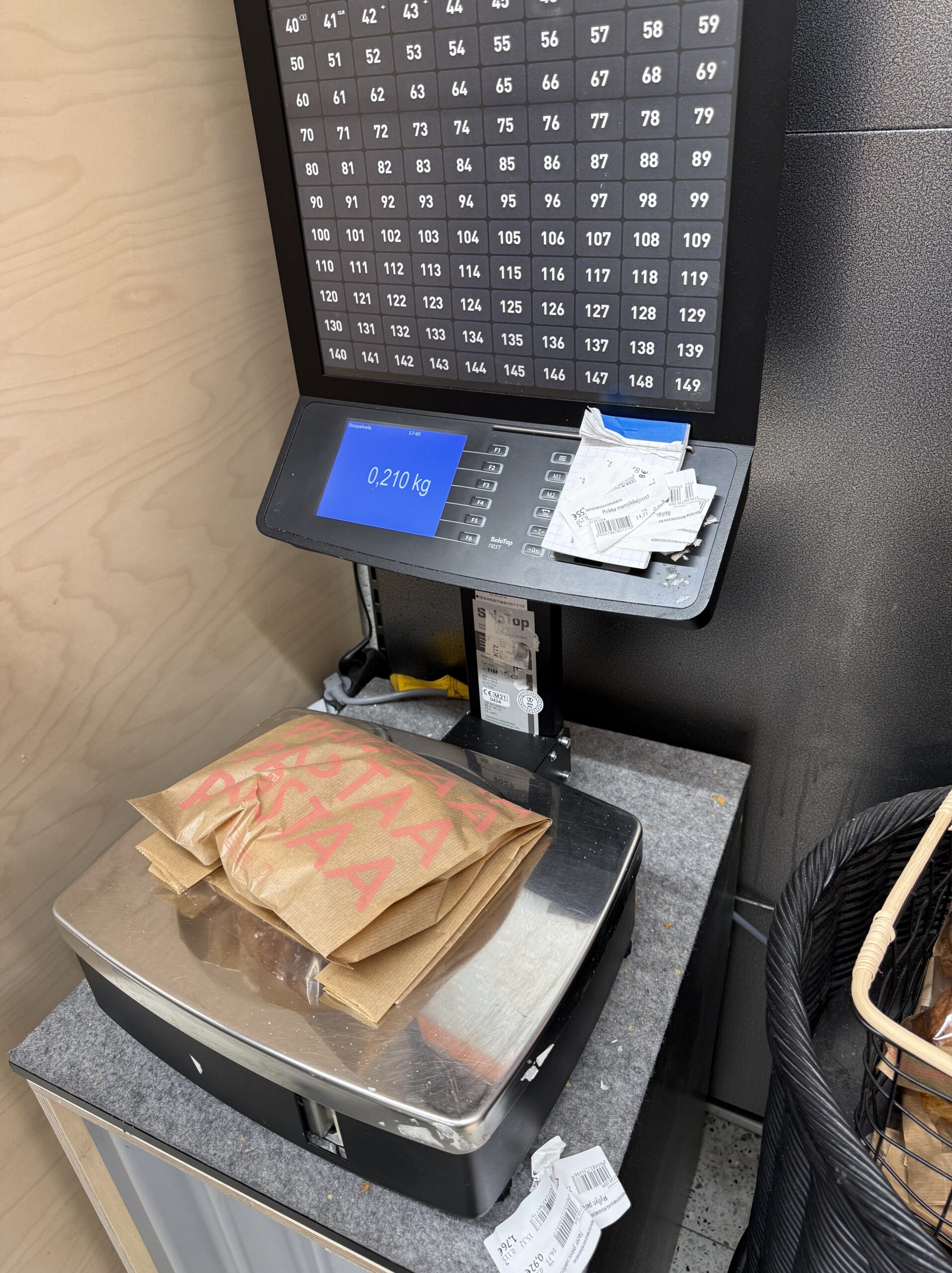 計量器の液晶画面に表示された0.210kg