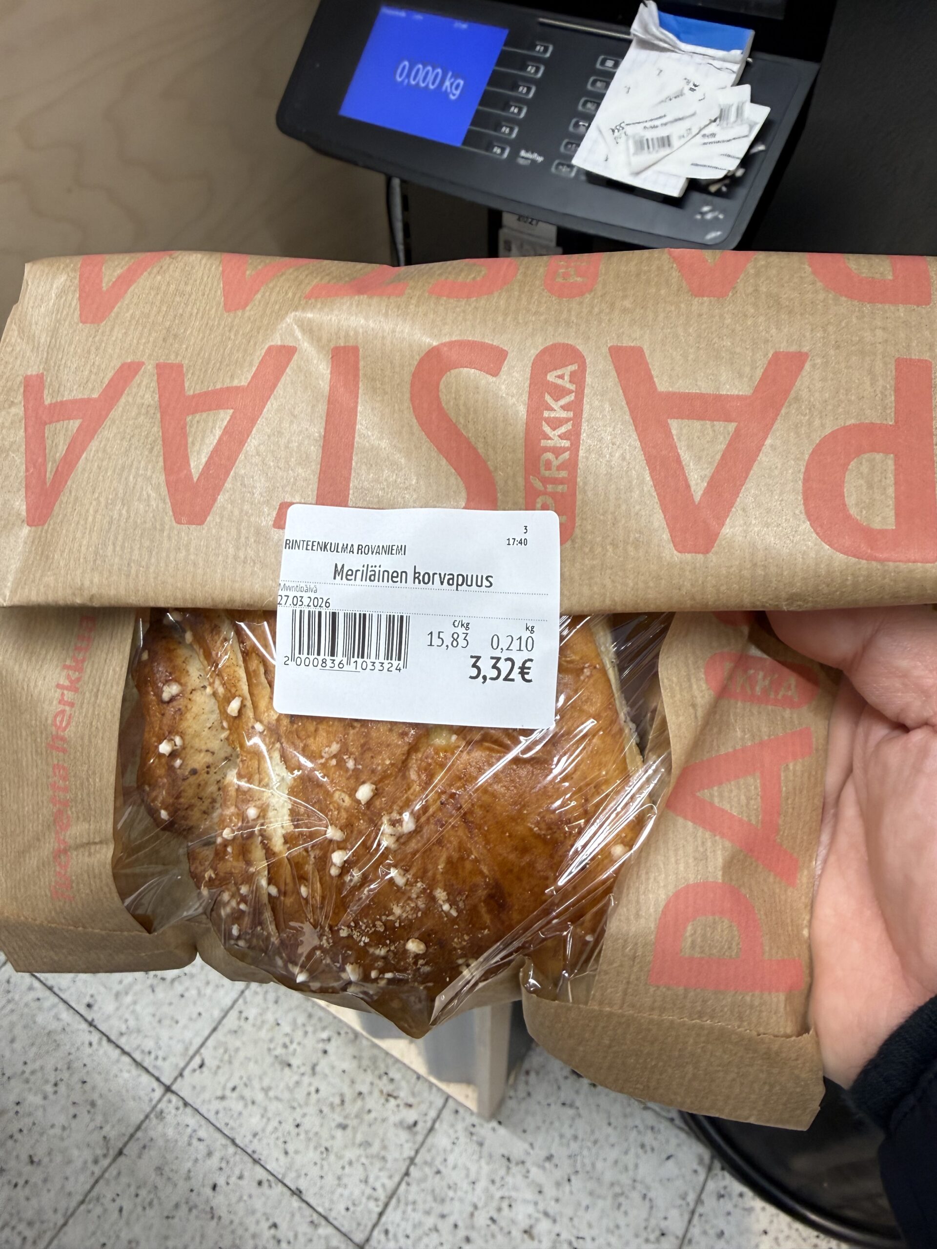 シールが貼られたPirkkaの紙袋