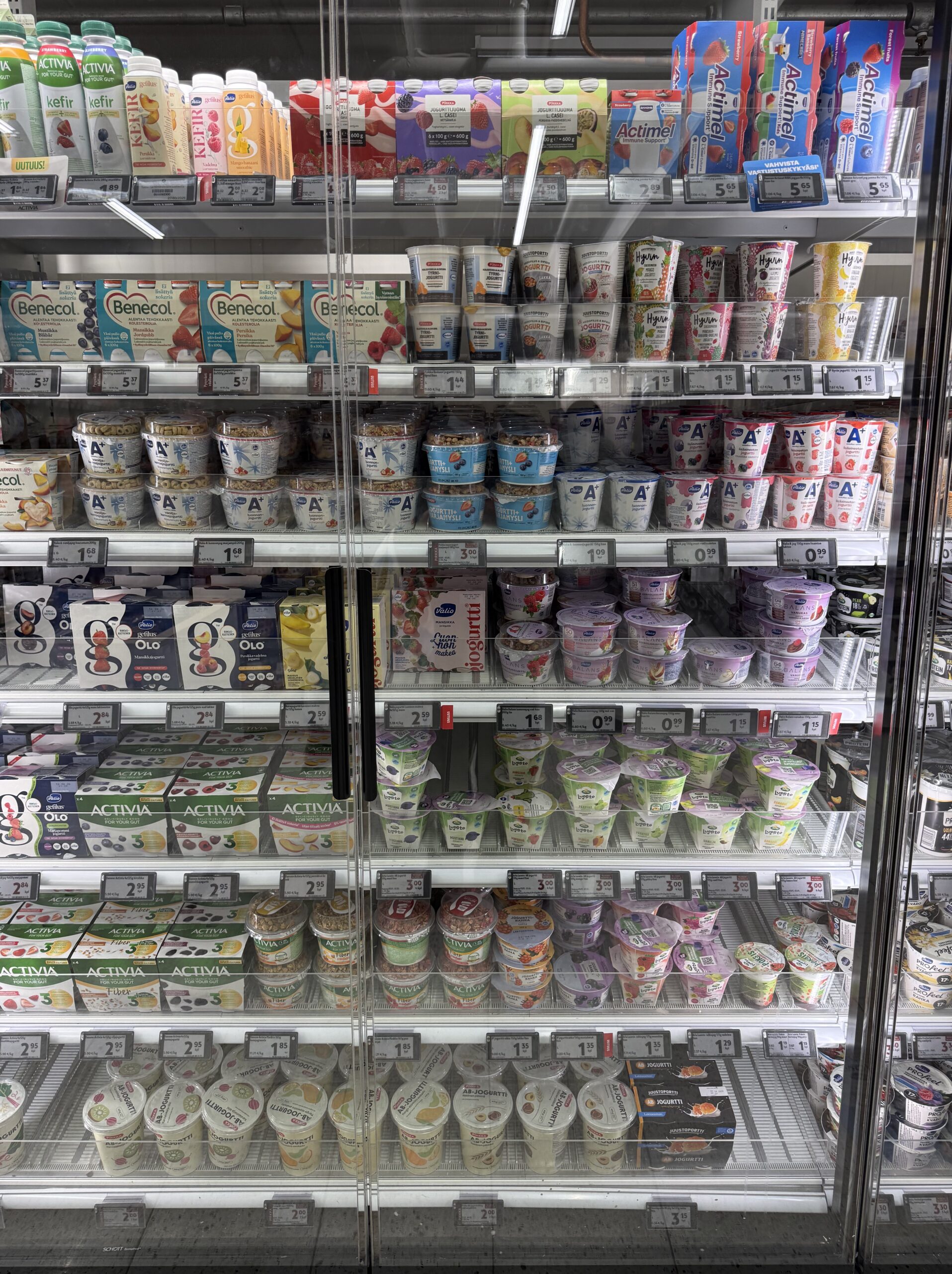 色鮮やかなヨーグルトのパッケージ