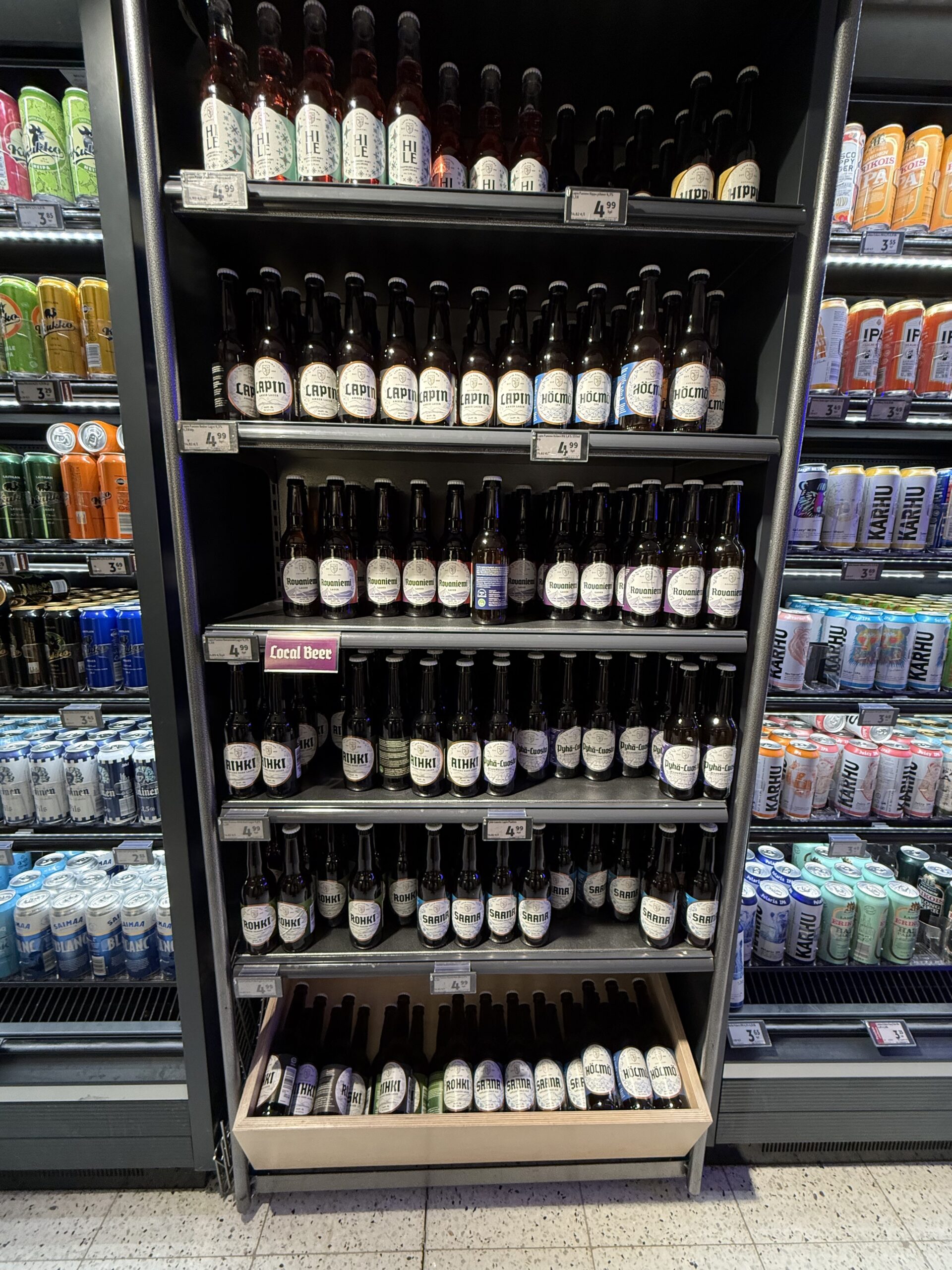 クラフトビールや瓶ビールが並ぶ棚
