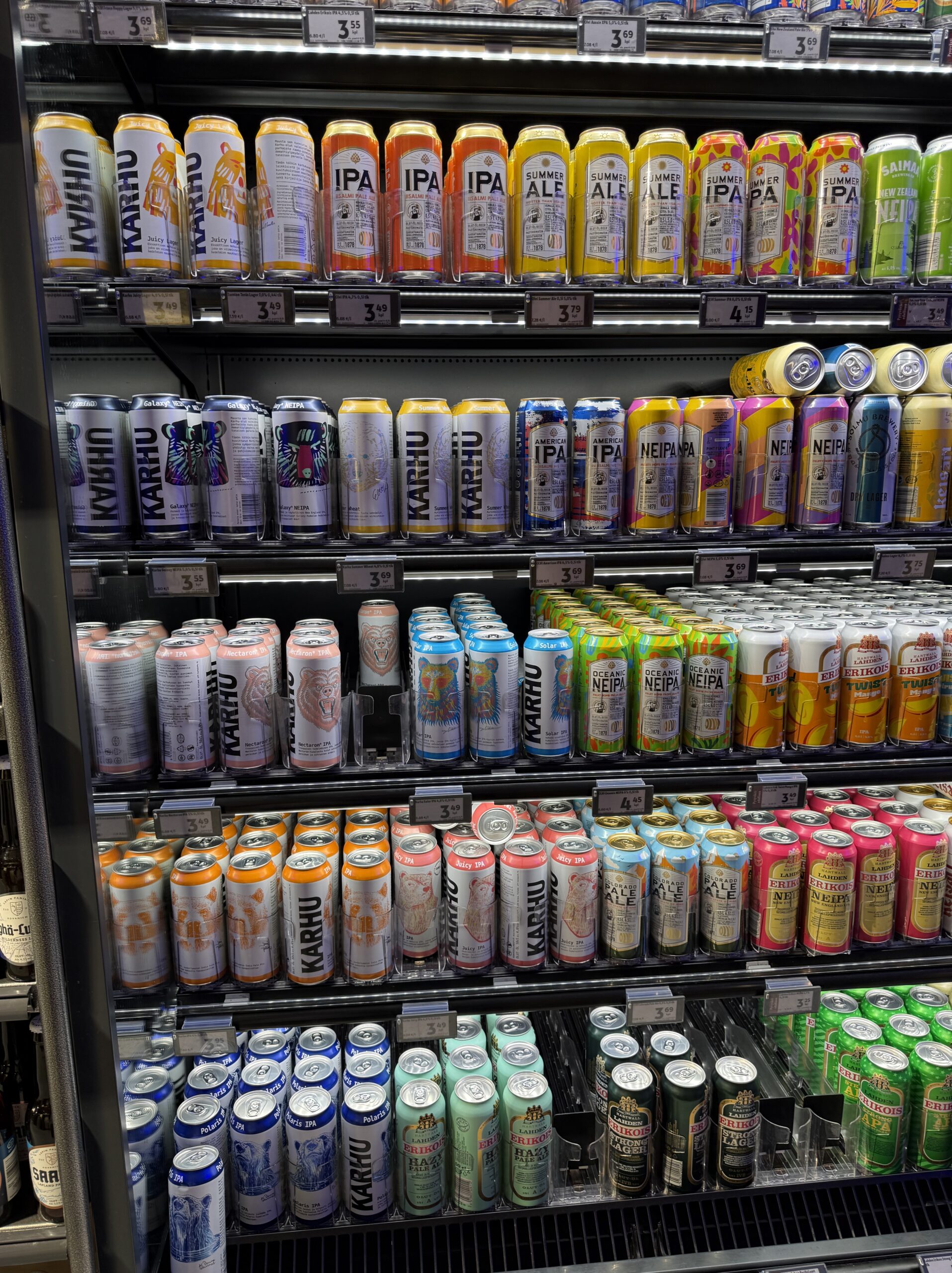 カルフビールが並ぶ棚