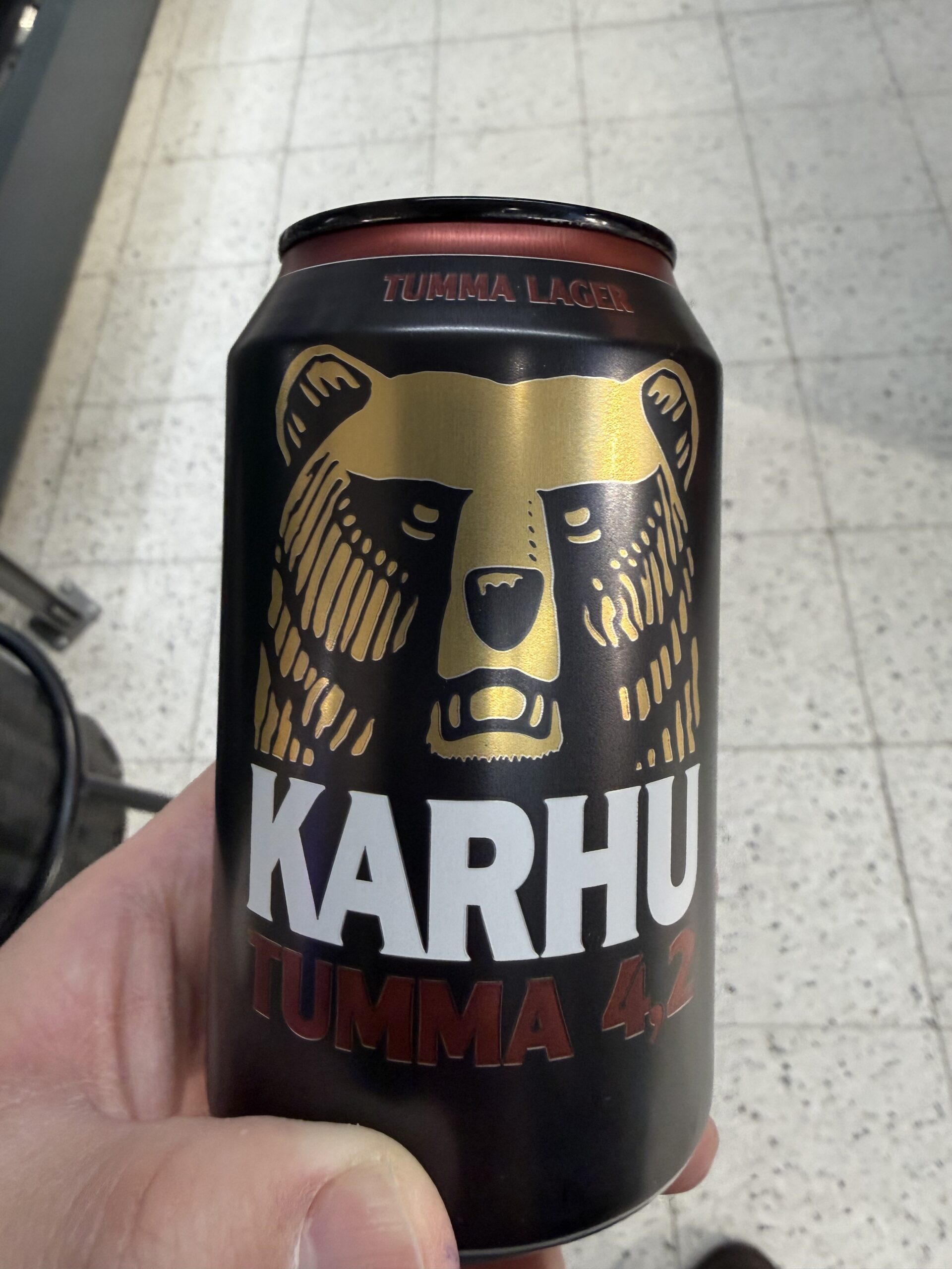 手にしたカルフの黒ビール缶