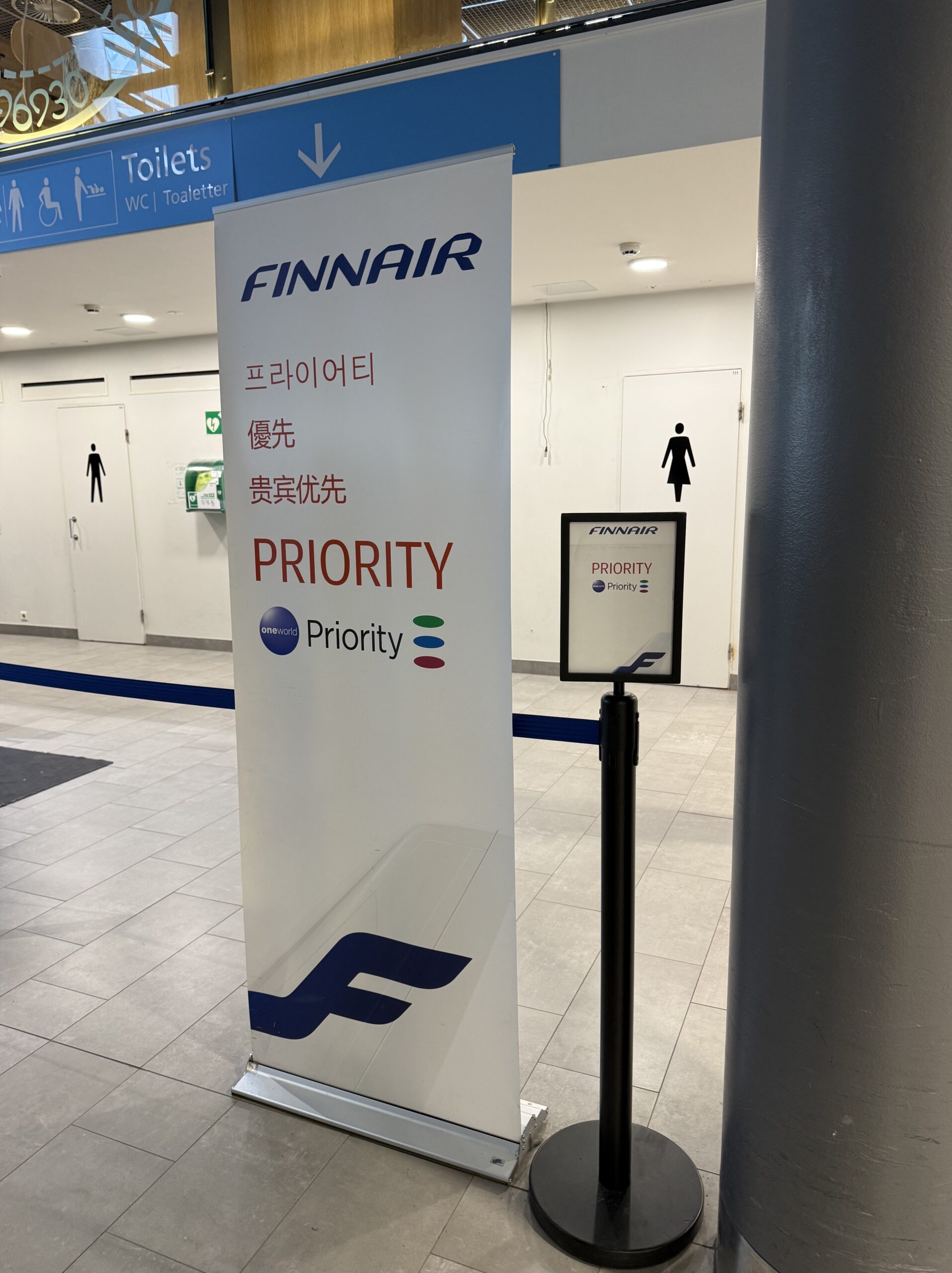 ロヴァニエミ空港内にあるFINNAIRのPRIORITYサイン