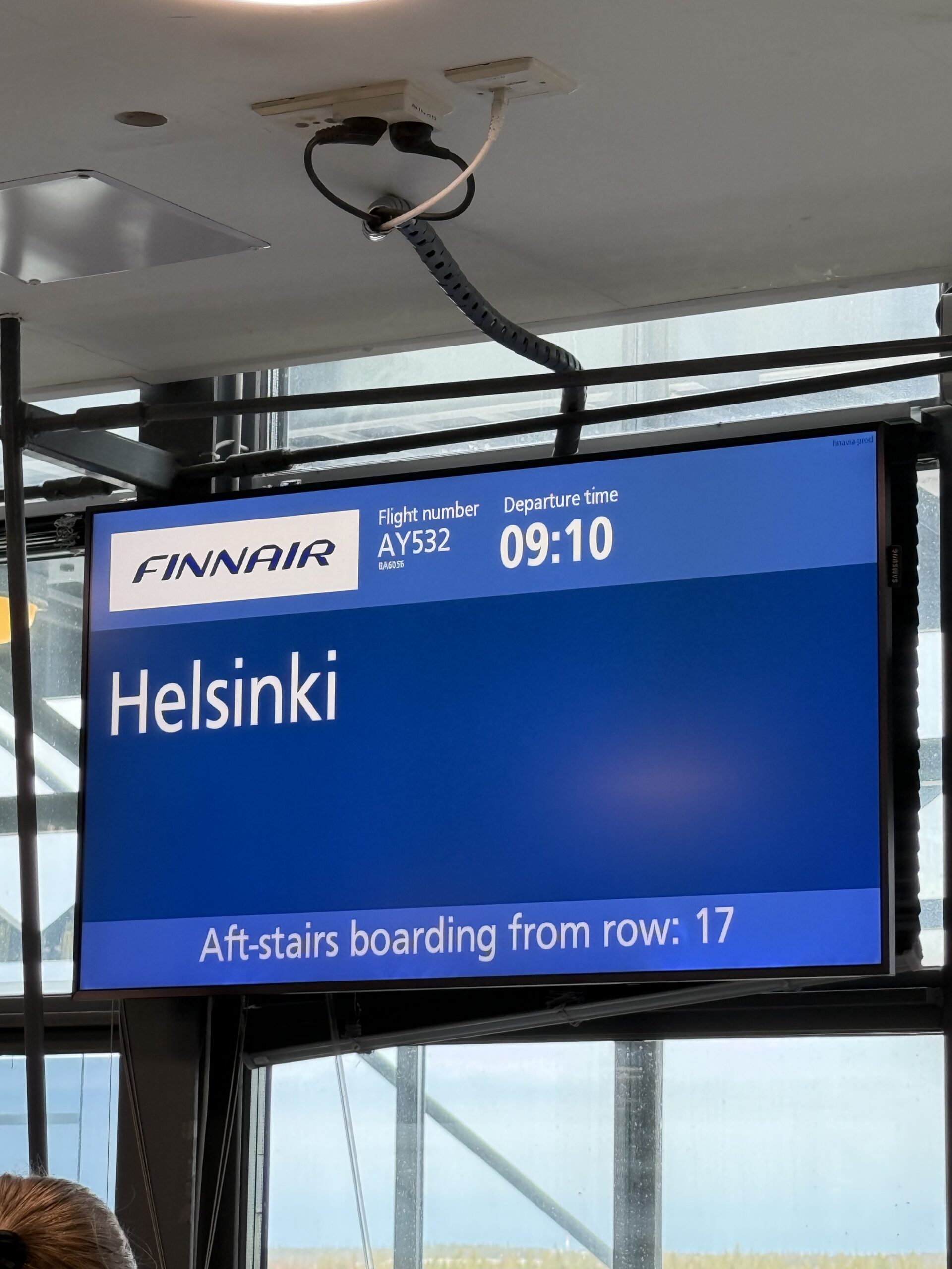 Finnair departure screen for Helsinki at 09:10.