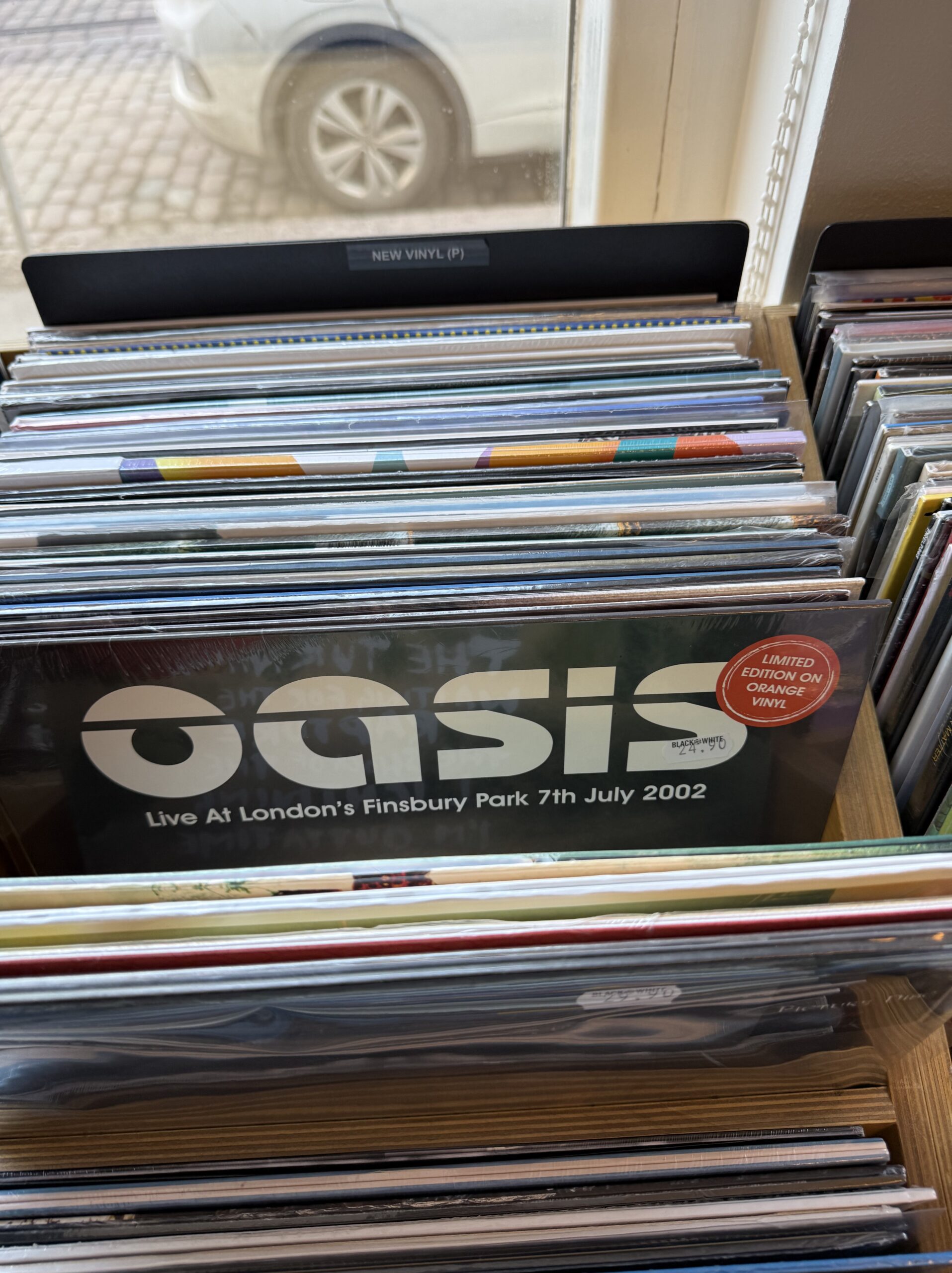 Oasis Finsbury Parkライブ盤のジャケット