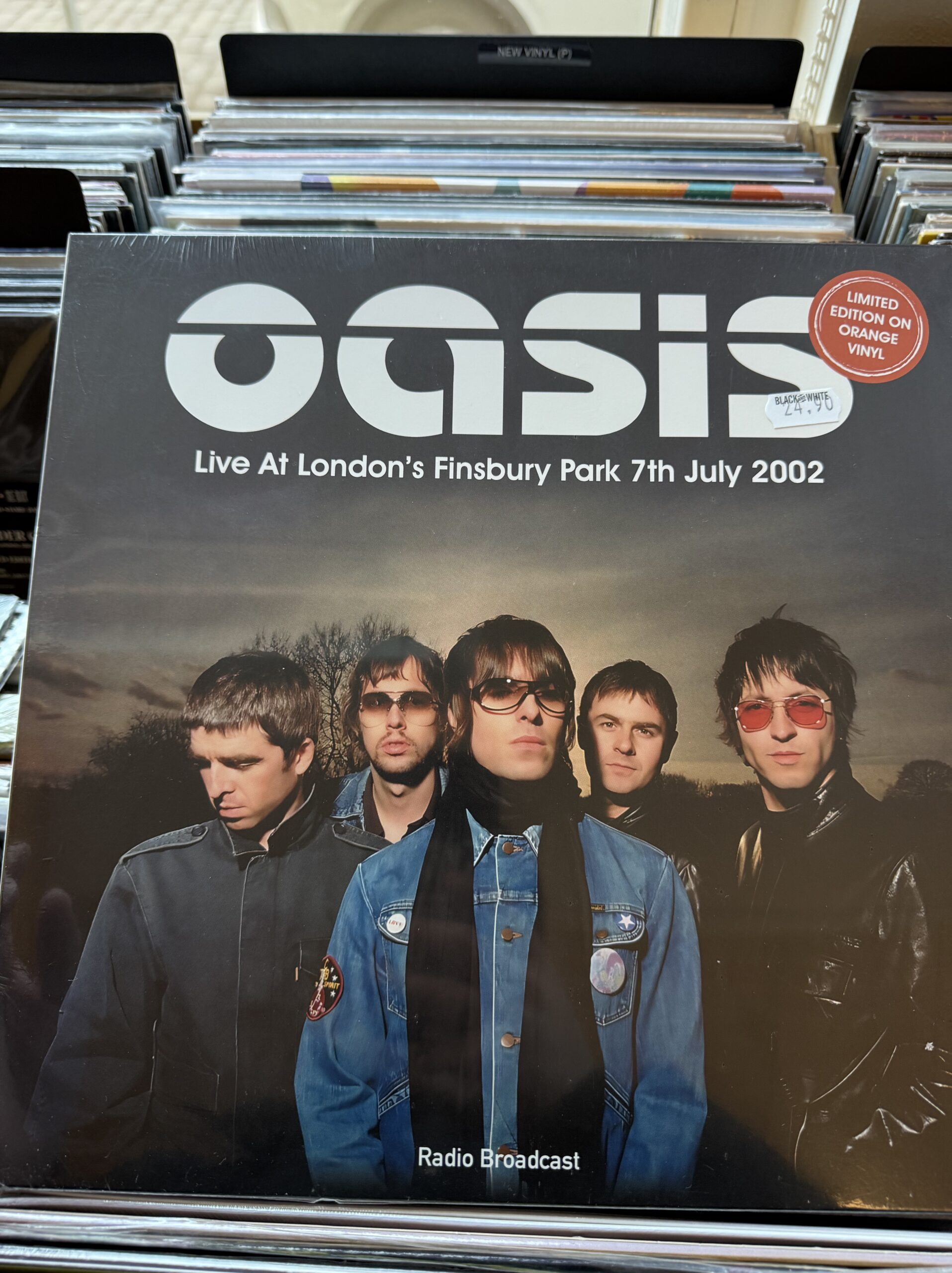 オアシスのレコード盤『Live At London's Finsbury Park』のジャケット写真。