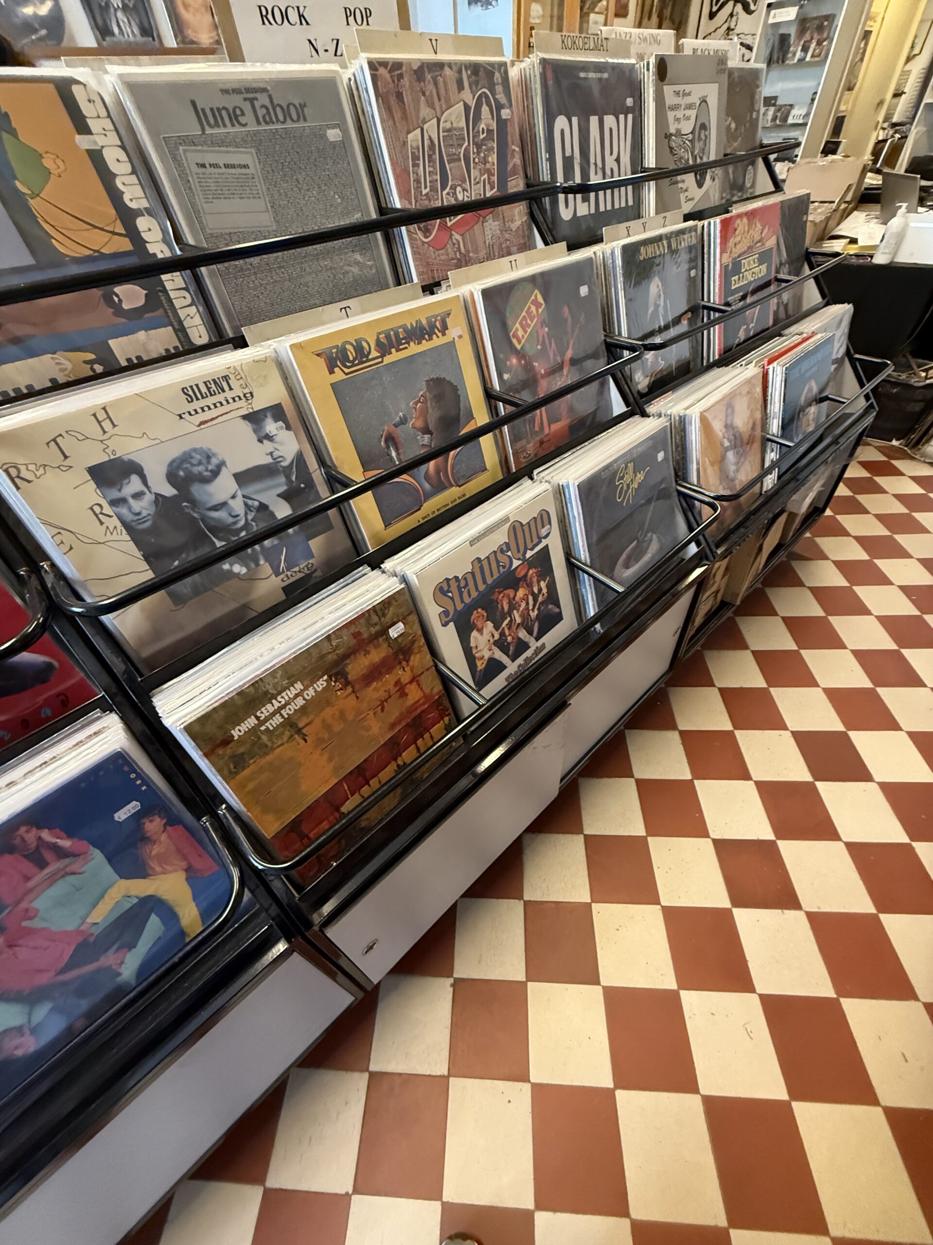 黒いワイヤーラックに並ぶレコード