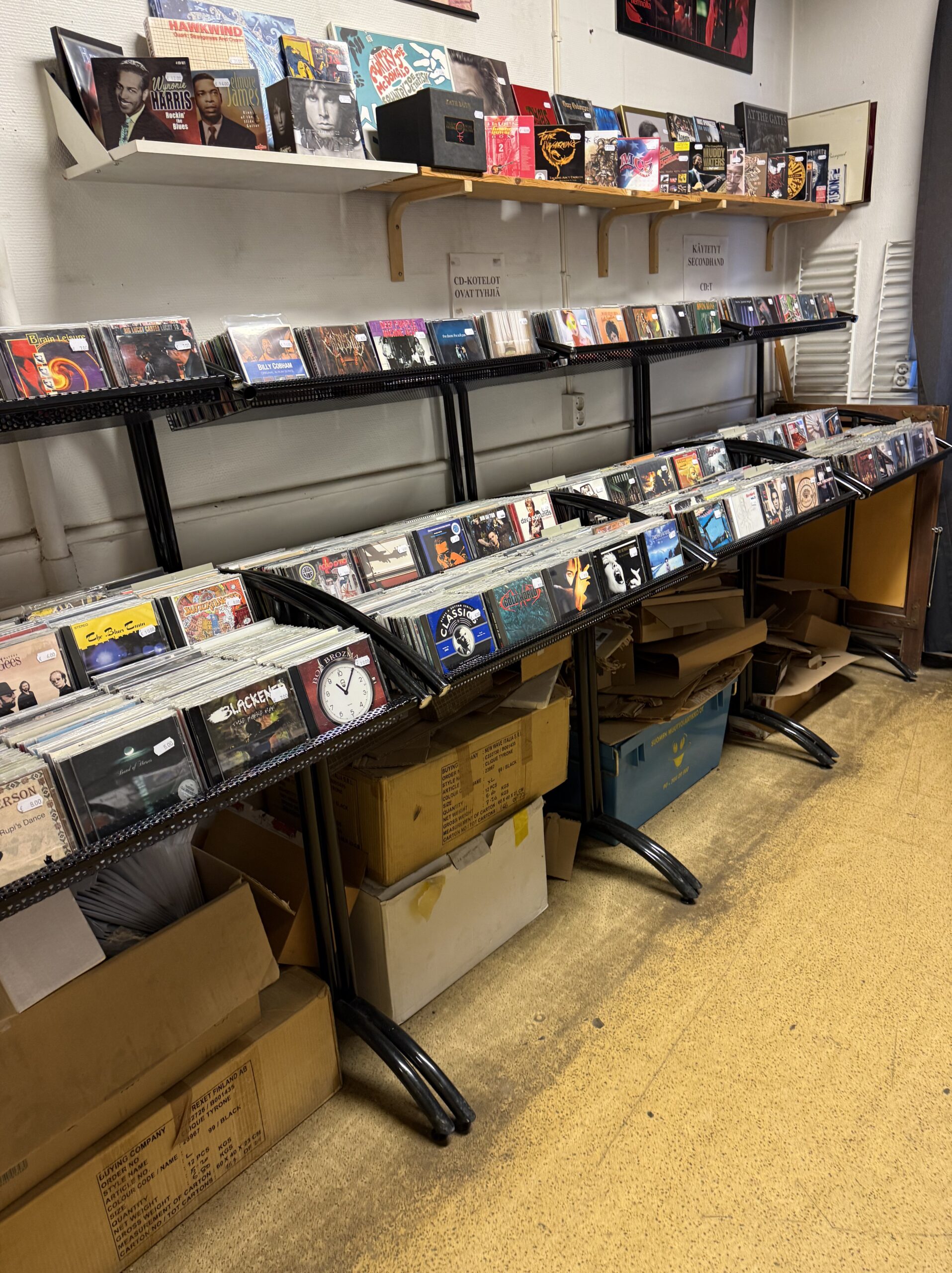 壁沿いのCDラック