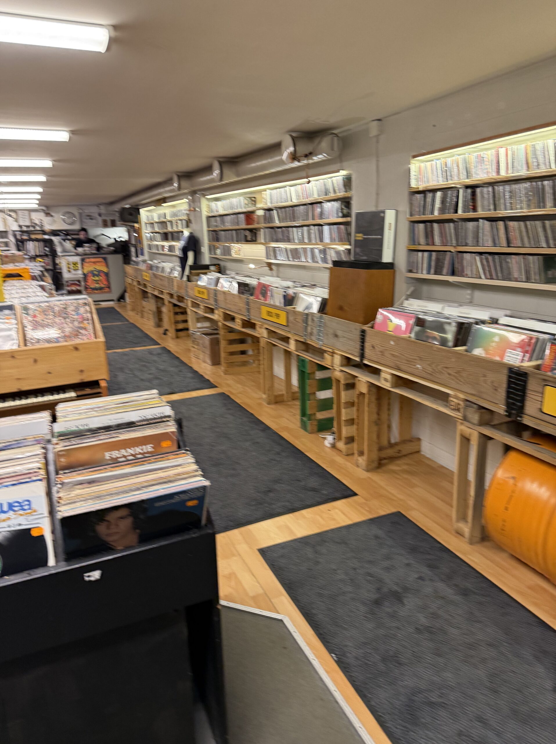 木製パレットを組んだ無骨な什器に並ぶレコード