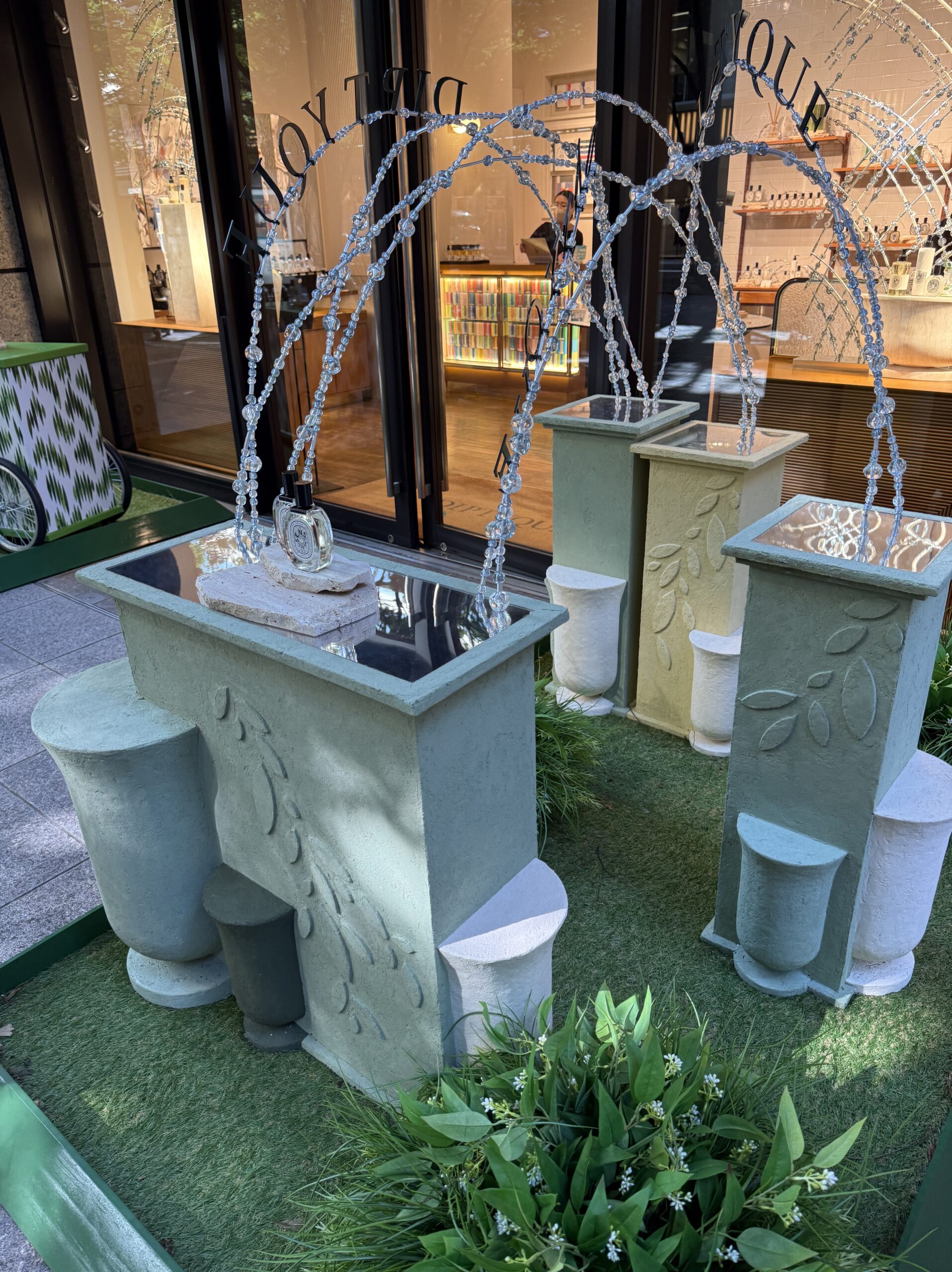 diptyque丸の内の店先に設けられたサマーコレクションの涼やかなディスプレイ