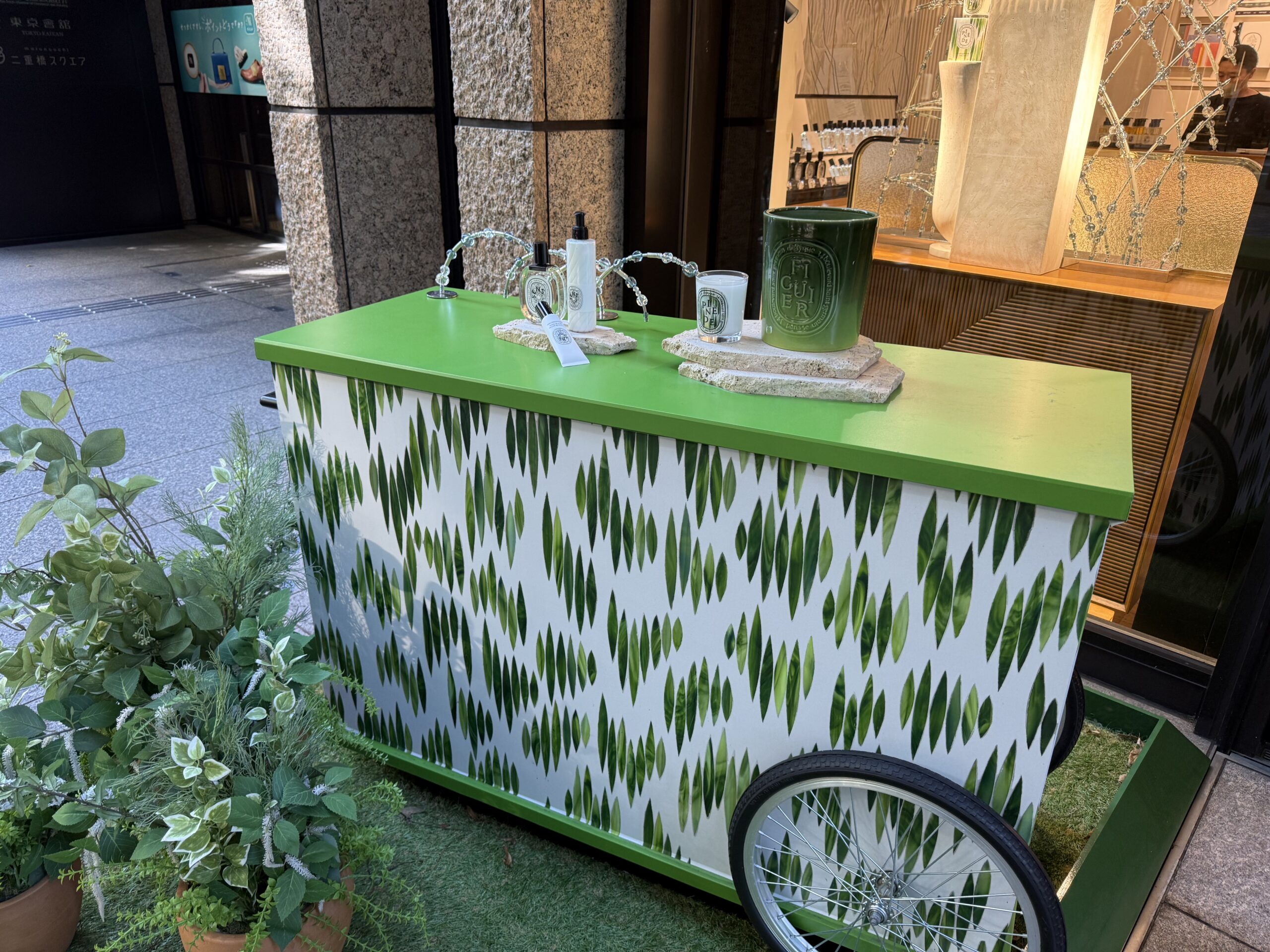 diptyque丸の内店頭のグリーンのモザイク柄ワゴン