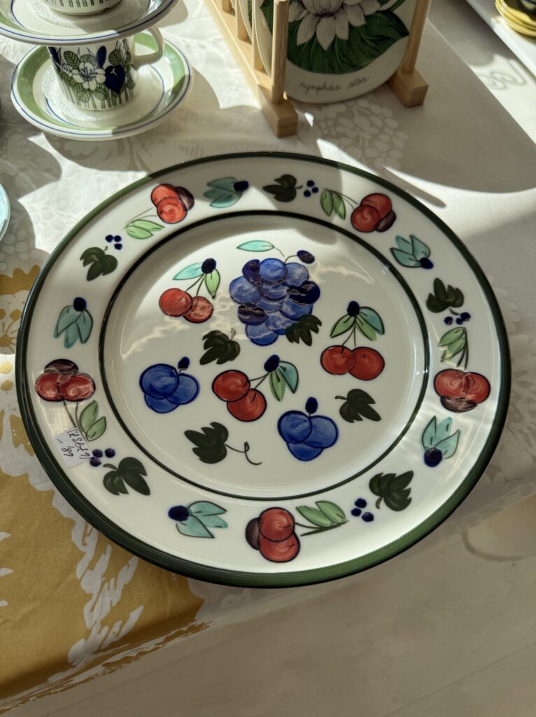 Nordic vintage tableware including Arabia displayed at Retronomi