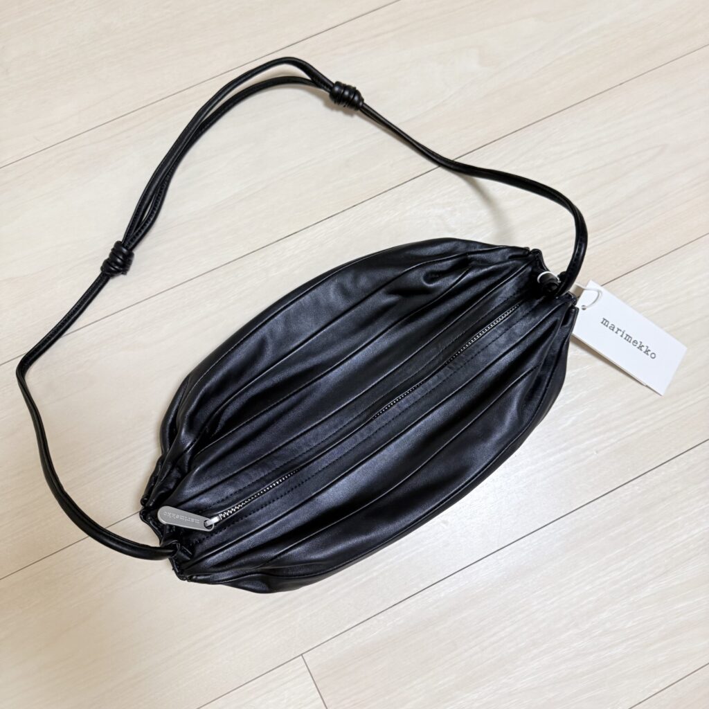 黒のレザーショルダー KARLA