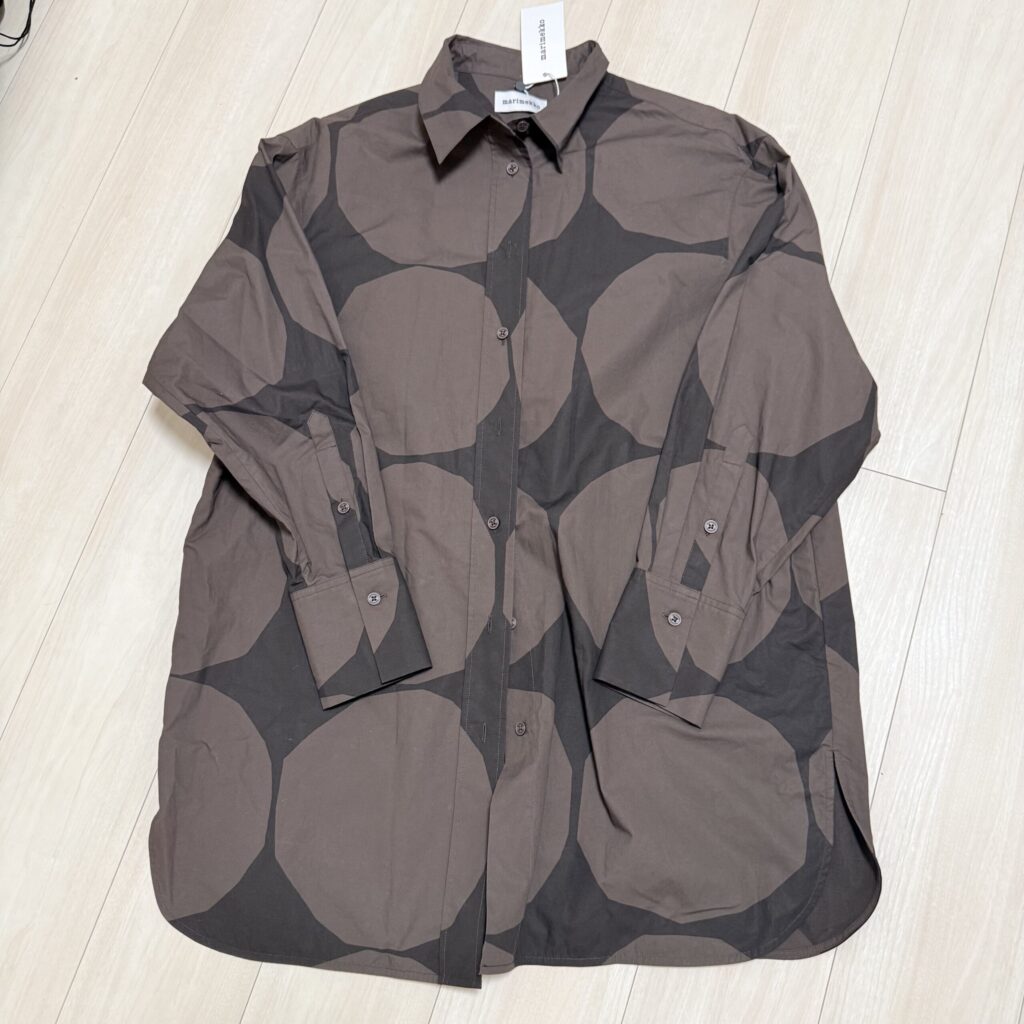 茶色の石柄ロングシャツ
