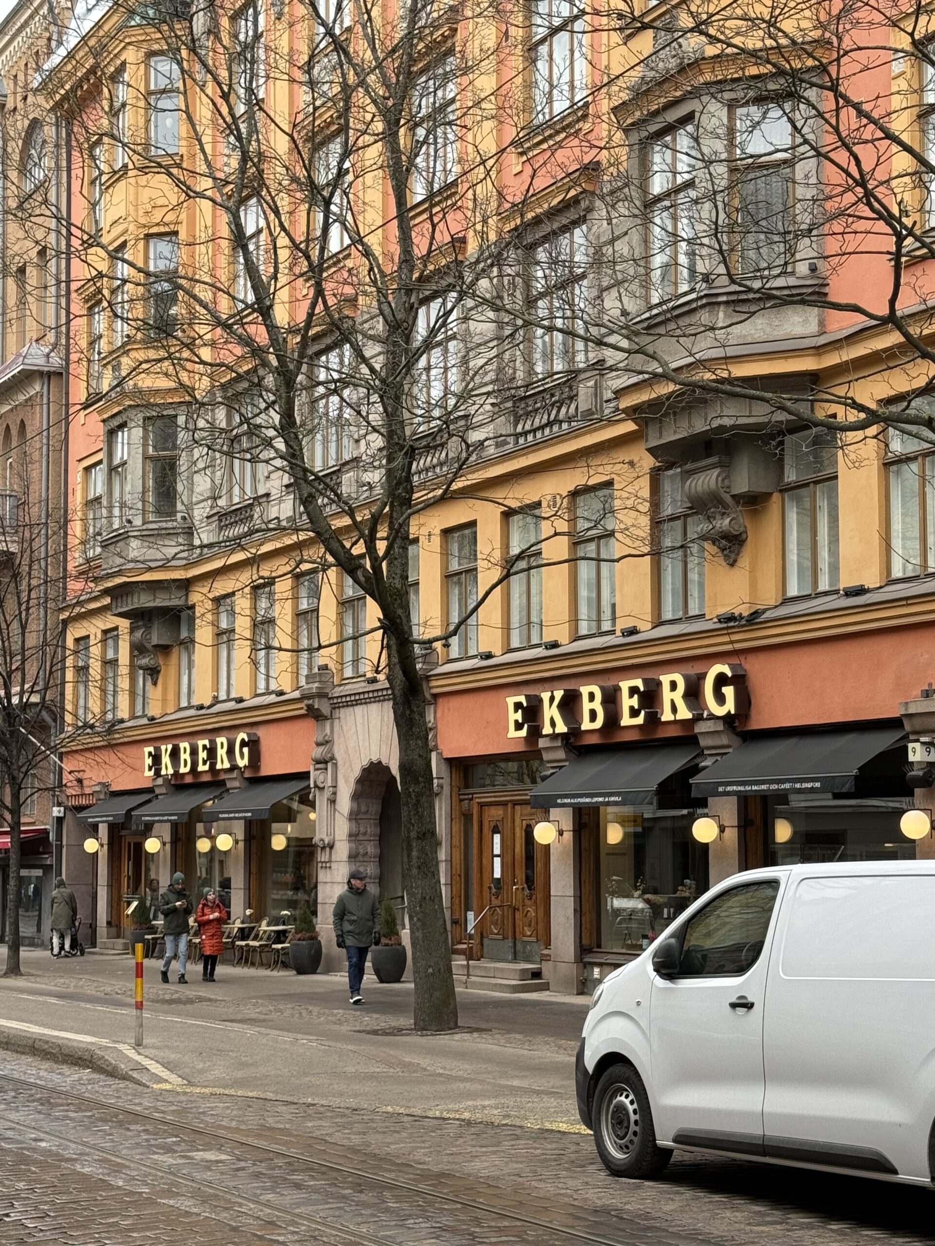ヘルシンキ最古のカフェEKBERGのオレンジ色の外観