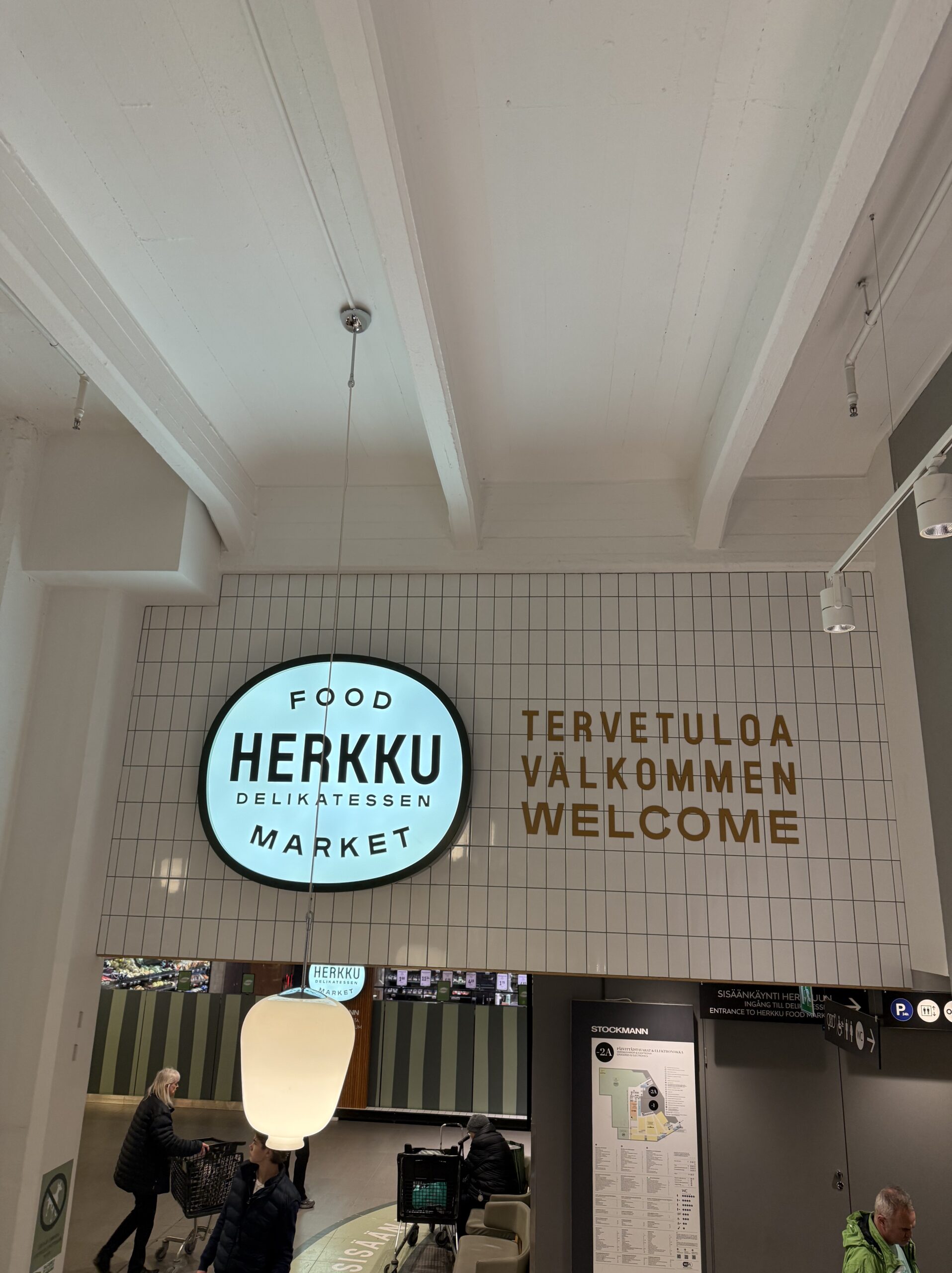 ストックマン地下「Herkku」入り口の歓迎サインと光るロゴ。