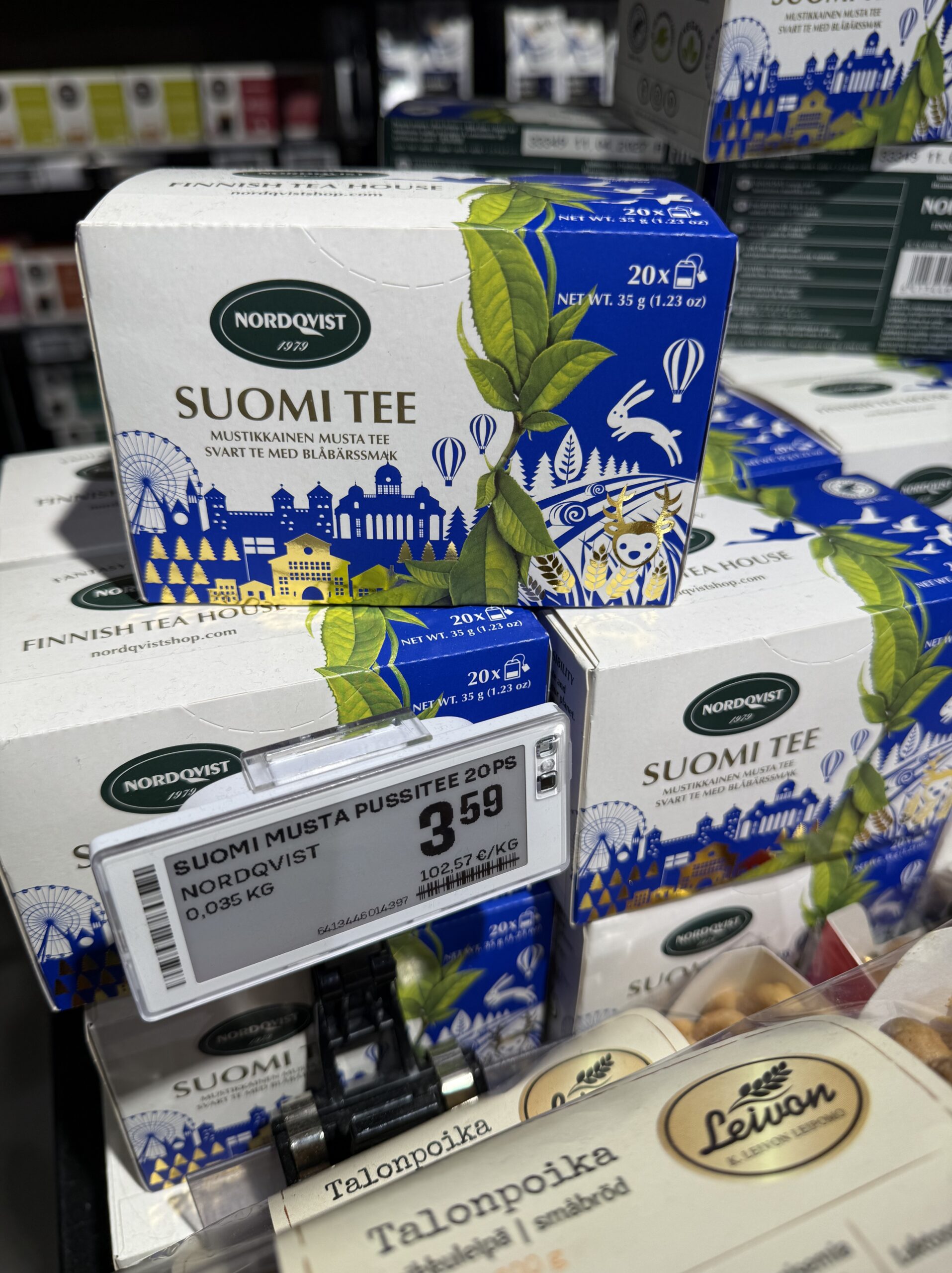 鮮やかなブルーとホワイトのコントラストが目を引くNORDQVISTの「SUOMI TEE」