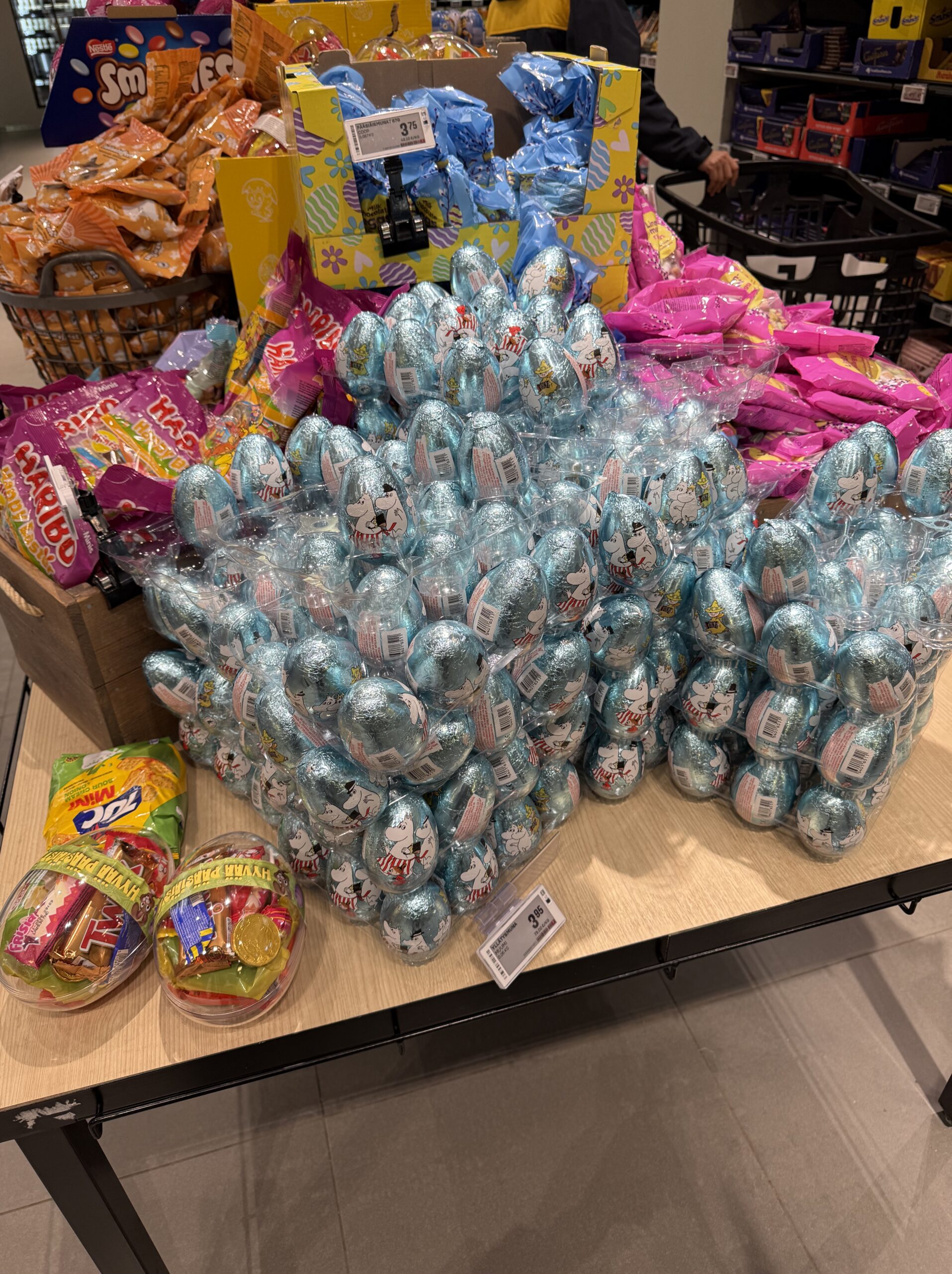 無造作に積み上げられた水色のムーミンチョコエッグ