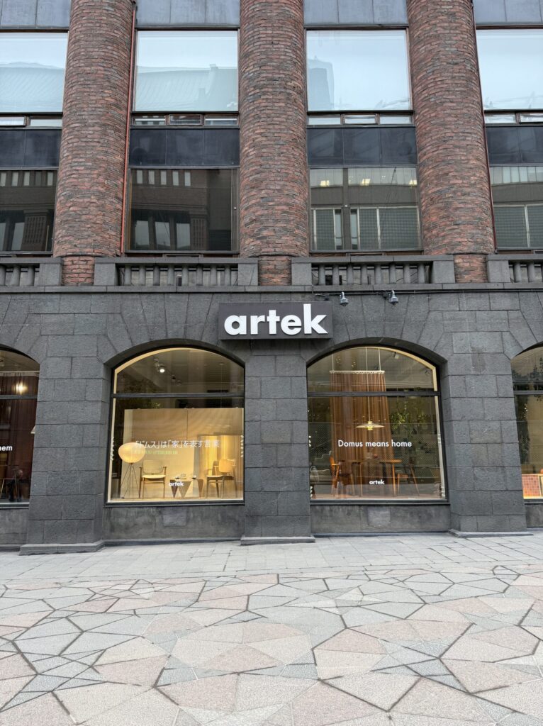 アルテック ヘルシンキ 本店：名作スツールと鍋敷きの幸せな葛藤