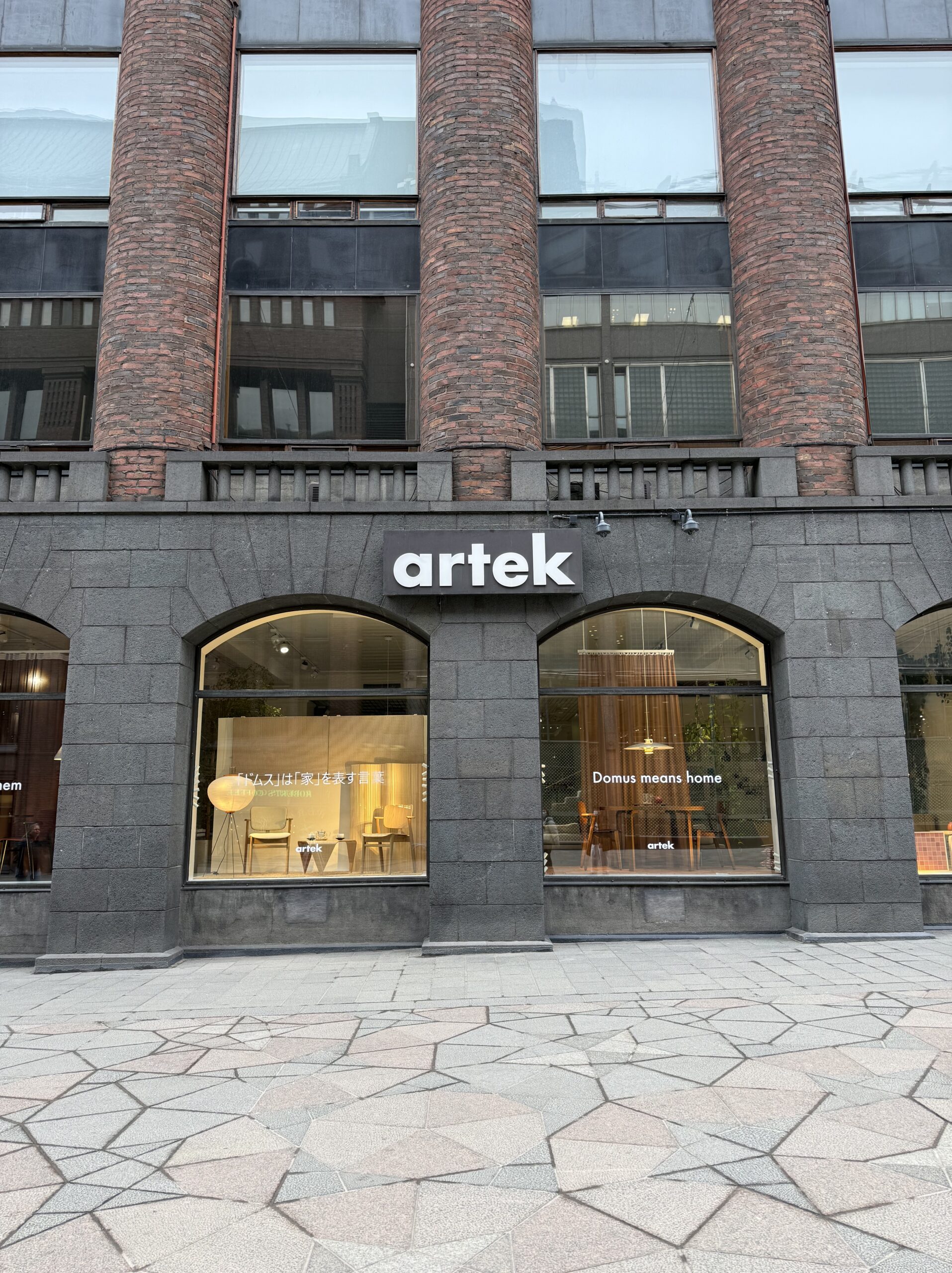 ヘルシンキにあるArtek路面店の外観。アーチ型の窓が特徴。