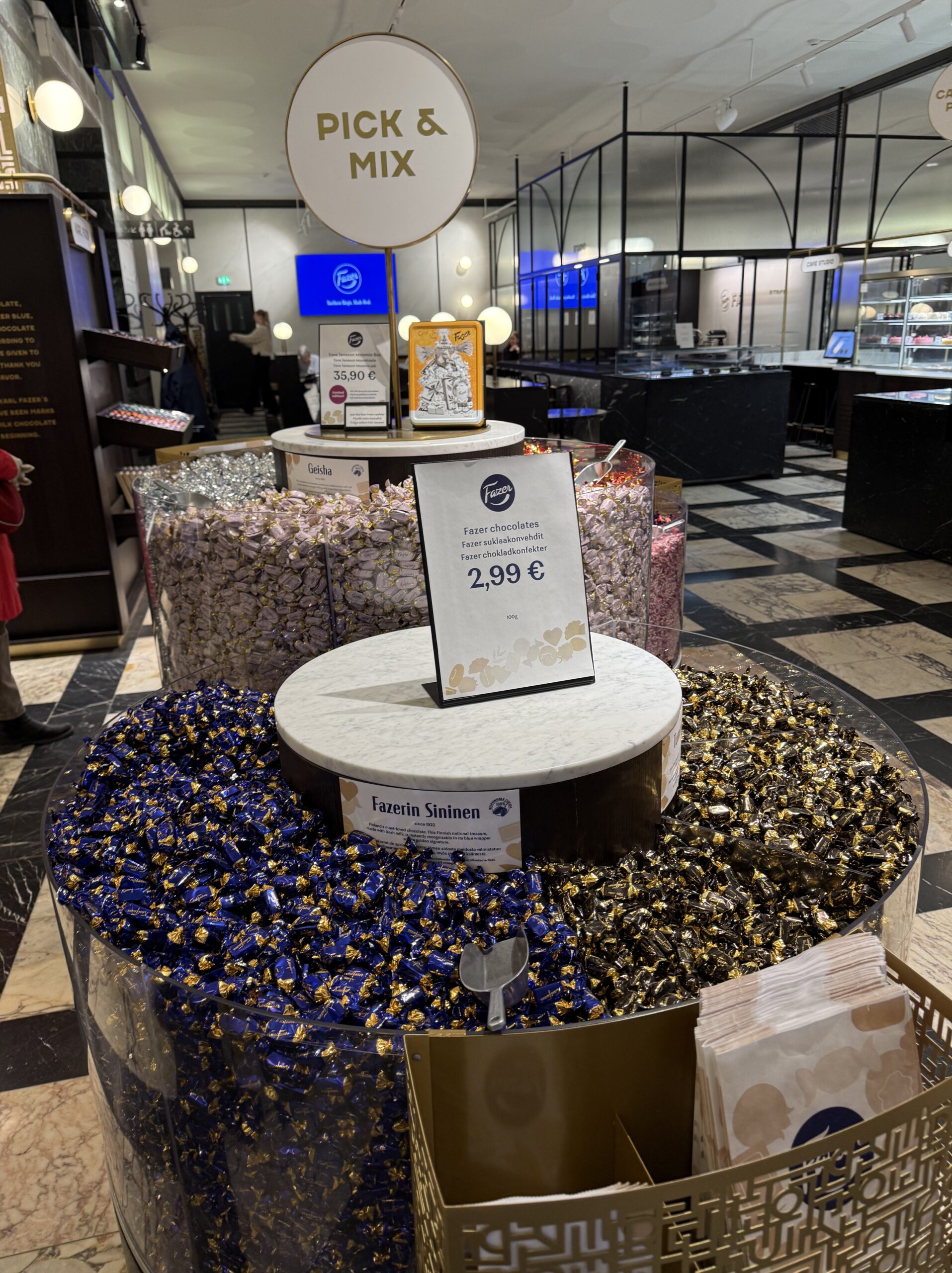Fazer Cafe本店のチョコレート量り売りコーナー。青や金の包み紙のチョコが山積み。