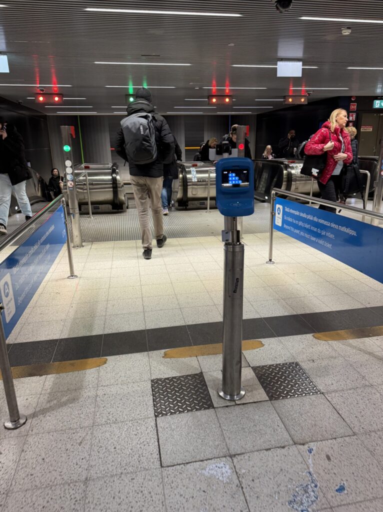 ヘルシンキの地下鉄駅改札口の様子