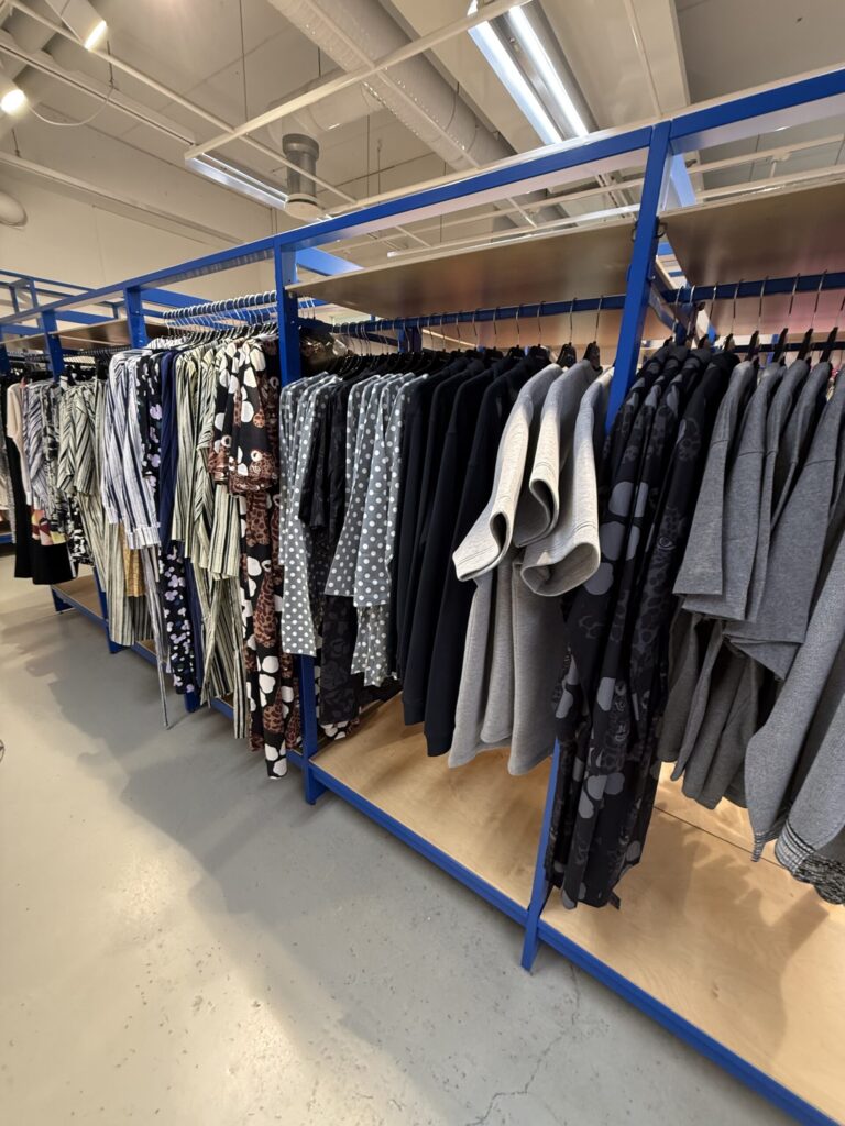 地層のように積み上げられた服の山
