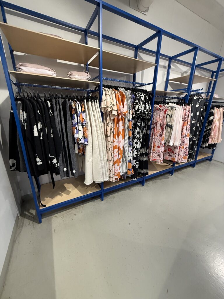 コンクリート壁とスチールラックの服