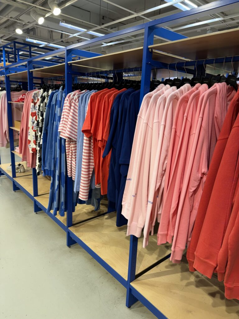 赤やピンクのグラデーションのラック