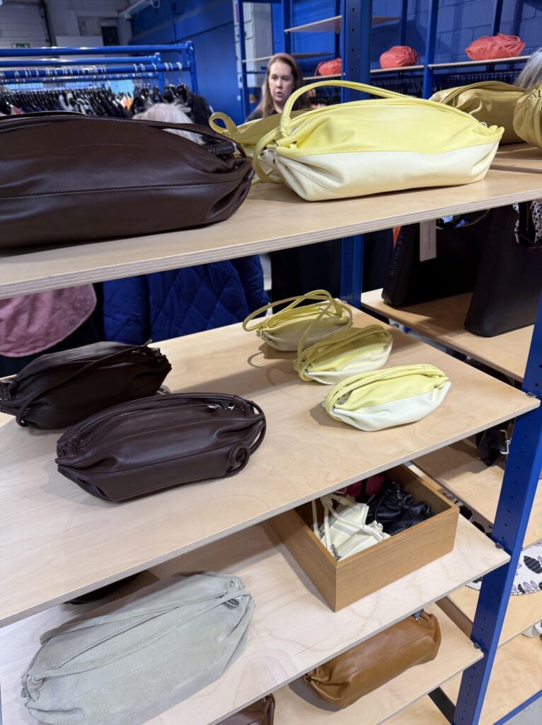 KARLAのレザーバッグが並ぶ棚